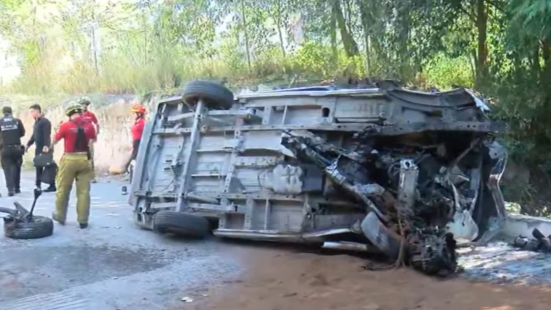 Cae auto desde puente en Carretera Nacional