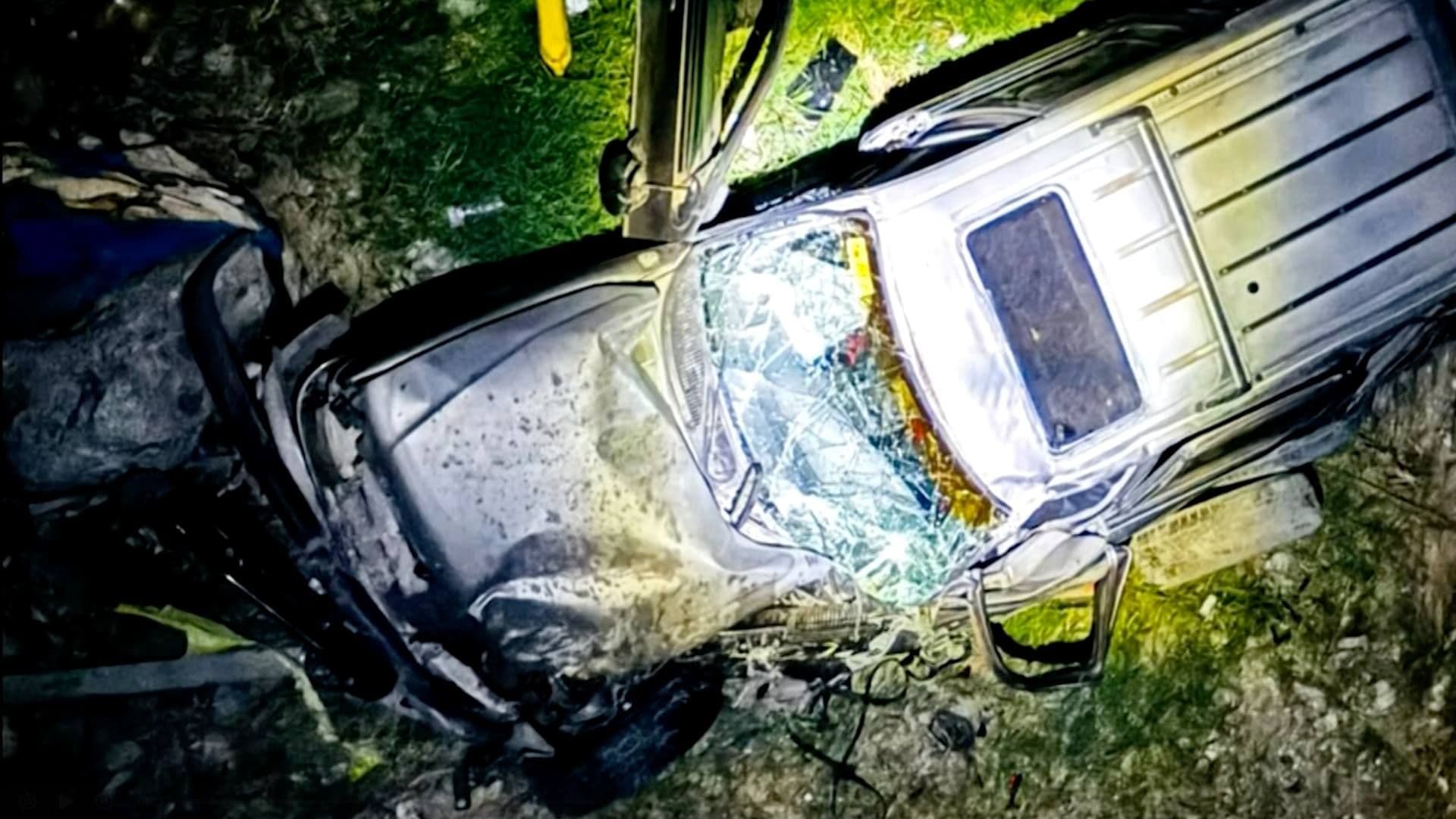 Camioneta dañada tras caer al Río Pesquería