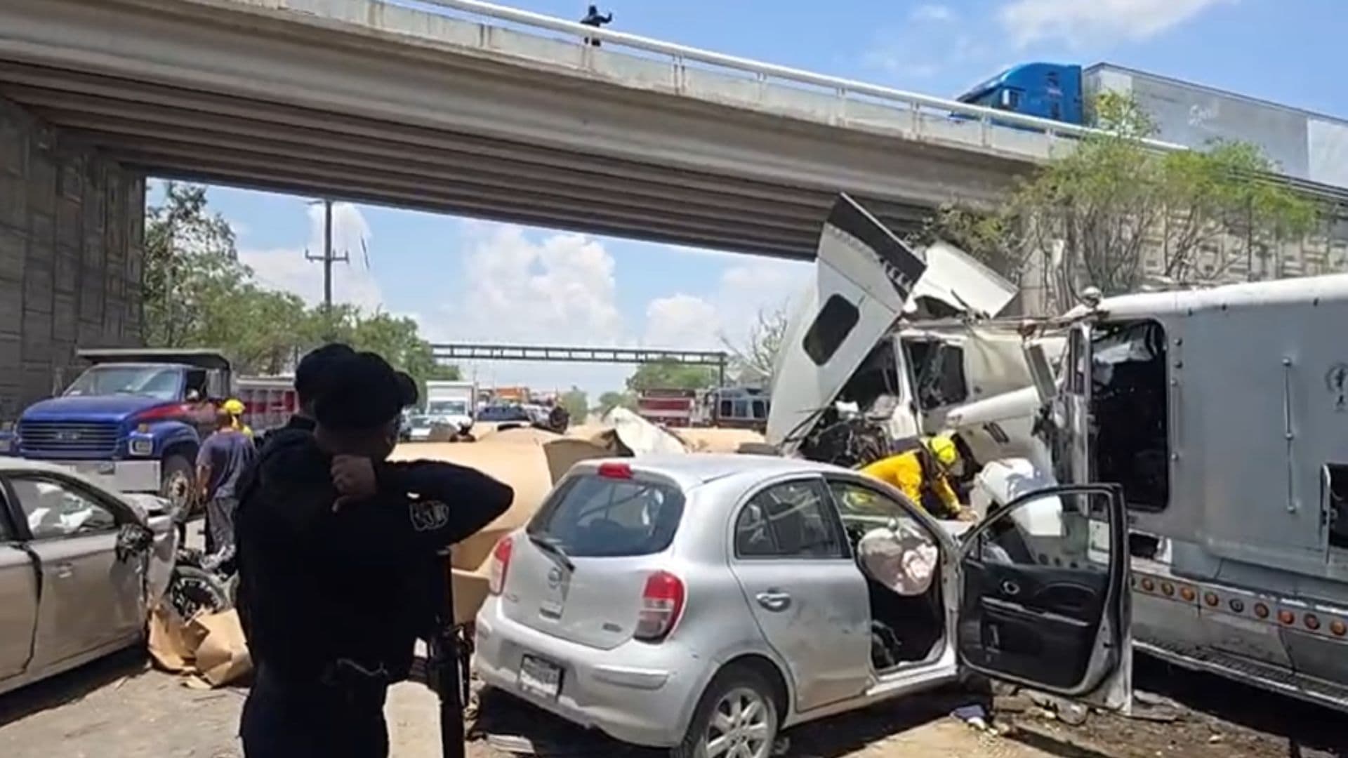 Cae tráiler de puente en Anillo Periférico