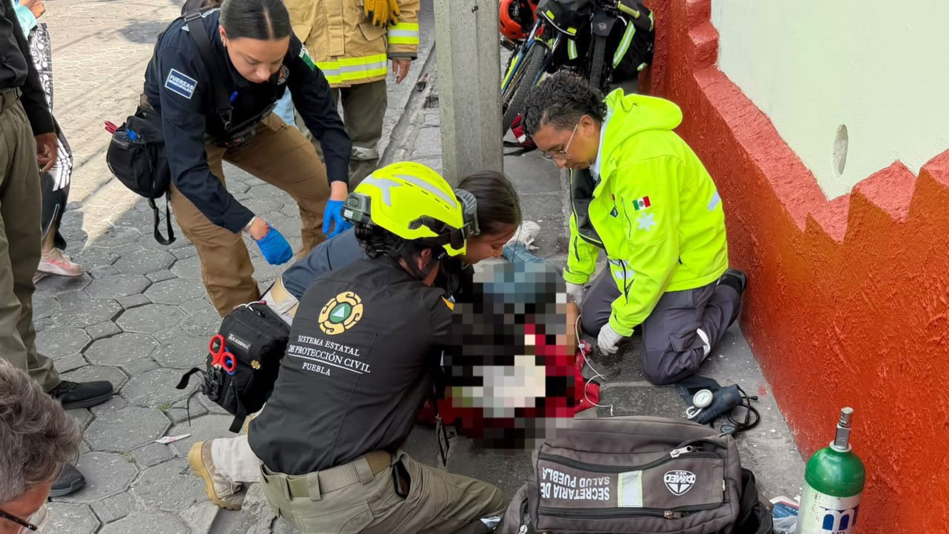 Adolescente Lesionado Caída Seis Metros Altura Pintaba Fachada Vivienda Puebla