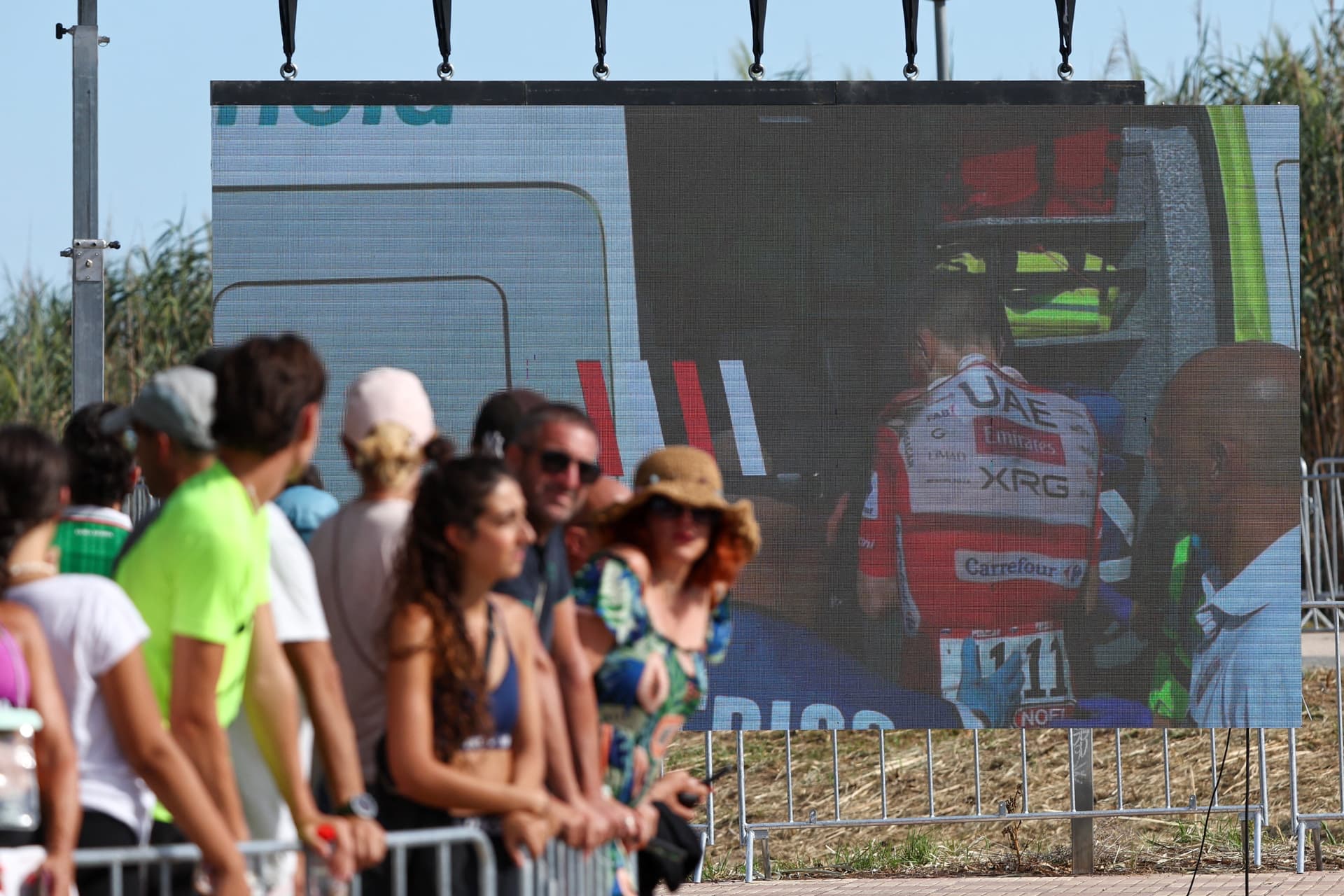 Pogacar Va a Cirugía Tras Una Fuerte Caída Que lo Deja Fuera de la Vuelta a España