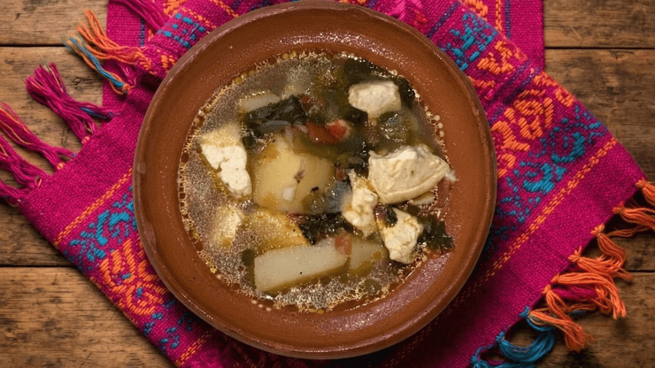 El caldo de queso es uno de los platillos tradicionales de Sonora y destaca por la sencillez de sus ingredientes y su arraigo en la cocina regional.