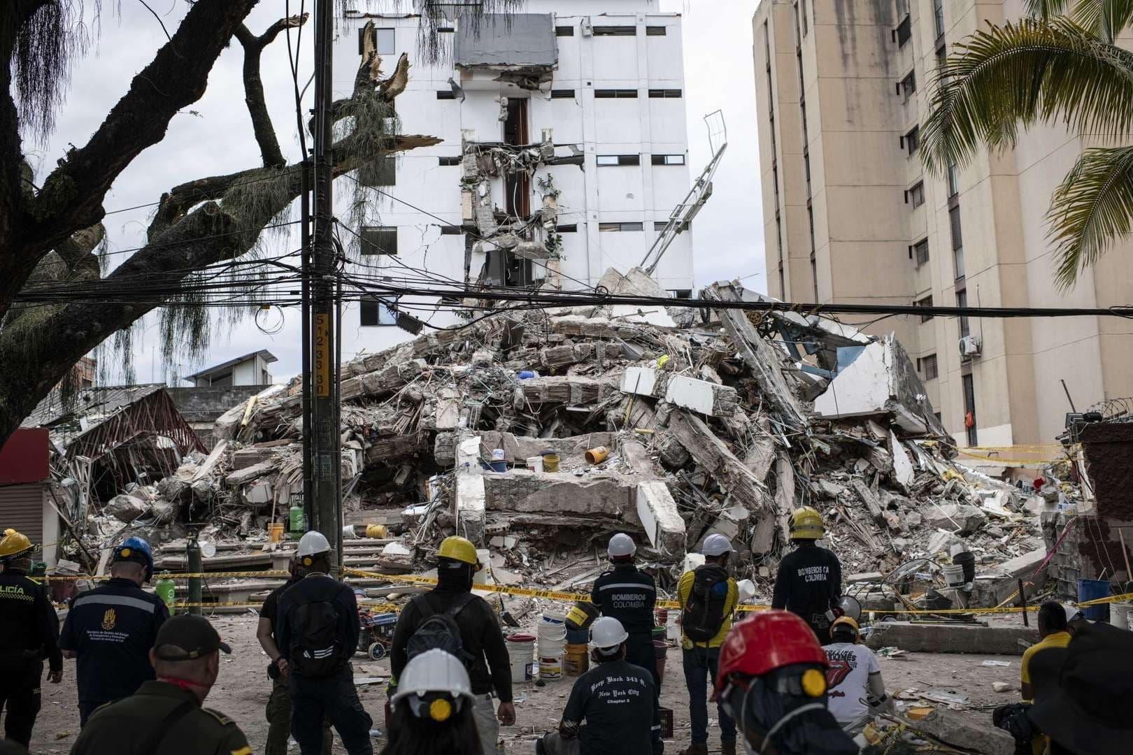Voluntarios, bomberos de Cali y rescatistas de Topos de Tlatelolco trabajan entre los escombros de un edificio derrumbado al sur de la ciudad.