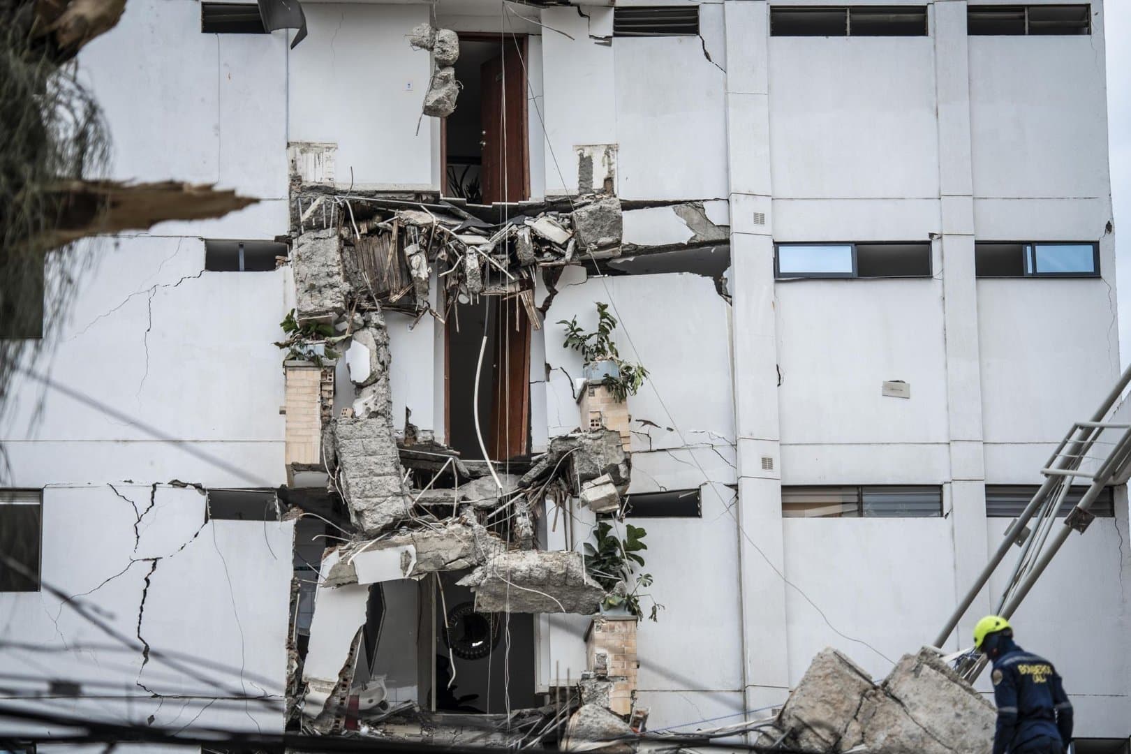 El terremoto de magnitud 7.4 sacudió el occidente de Colombia y se sintió en amplias zonas del país.