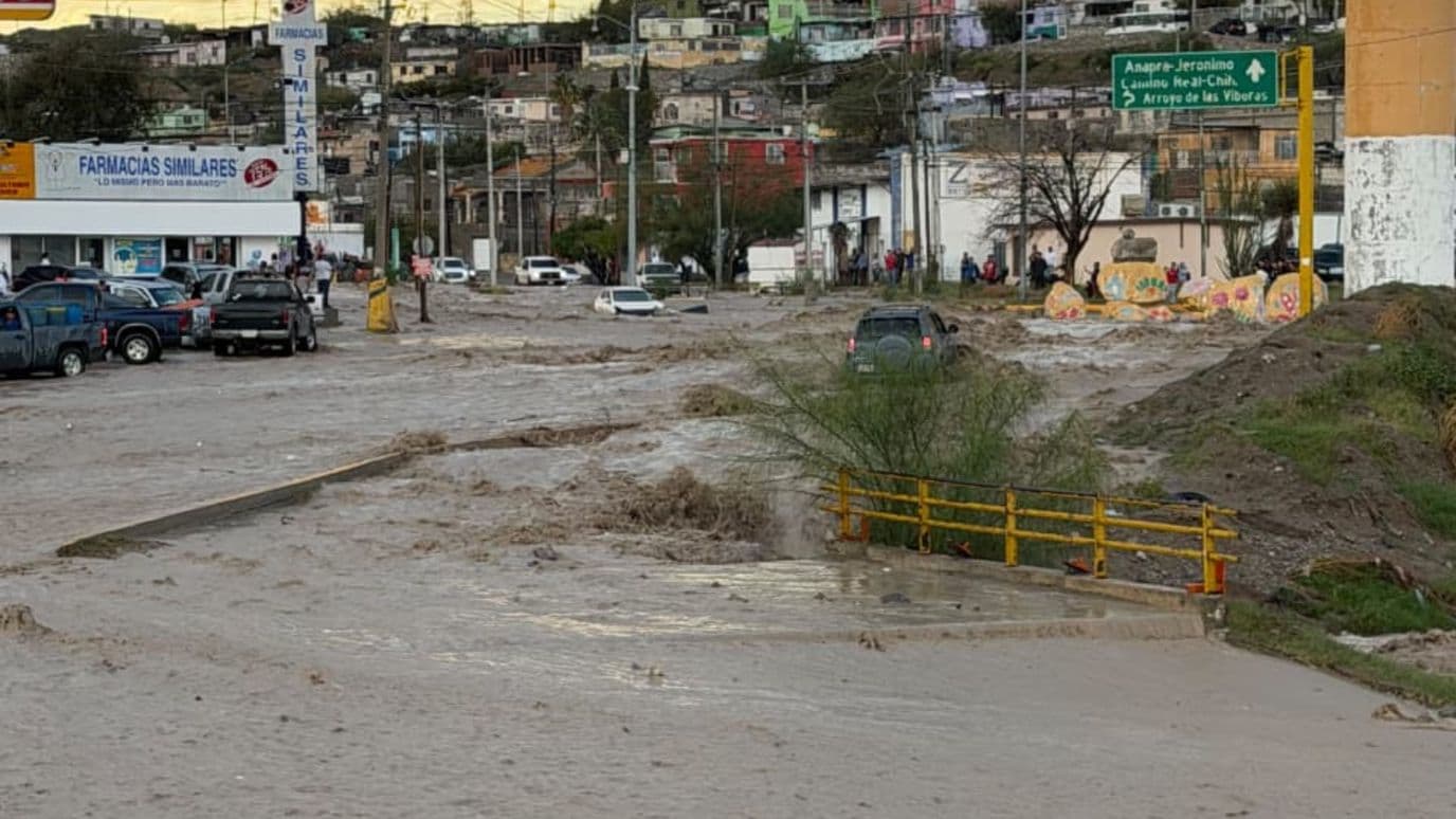 Tormenta desborda arroyos en el poniente de Ciudad Juárez y arrastra vehículos
