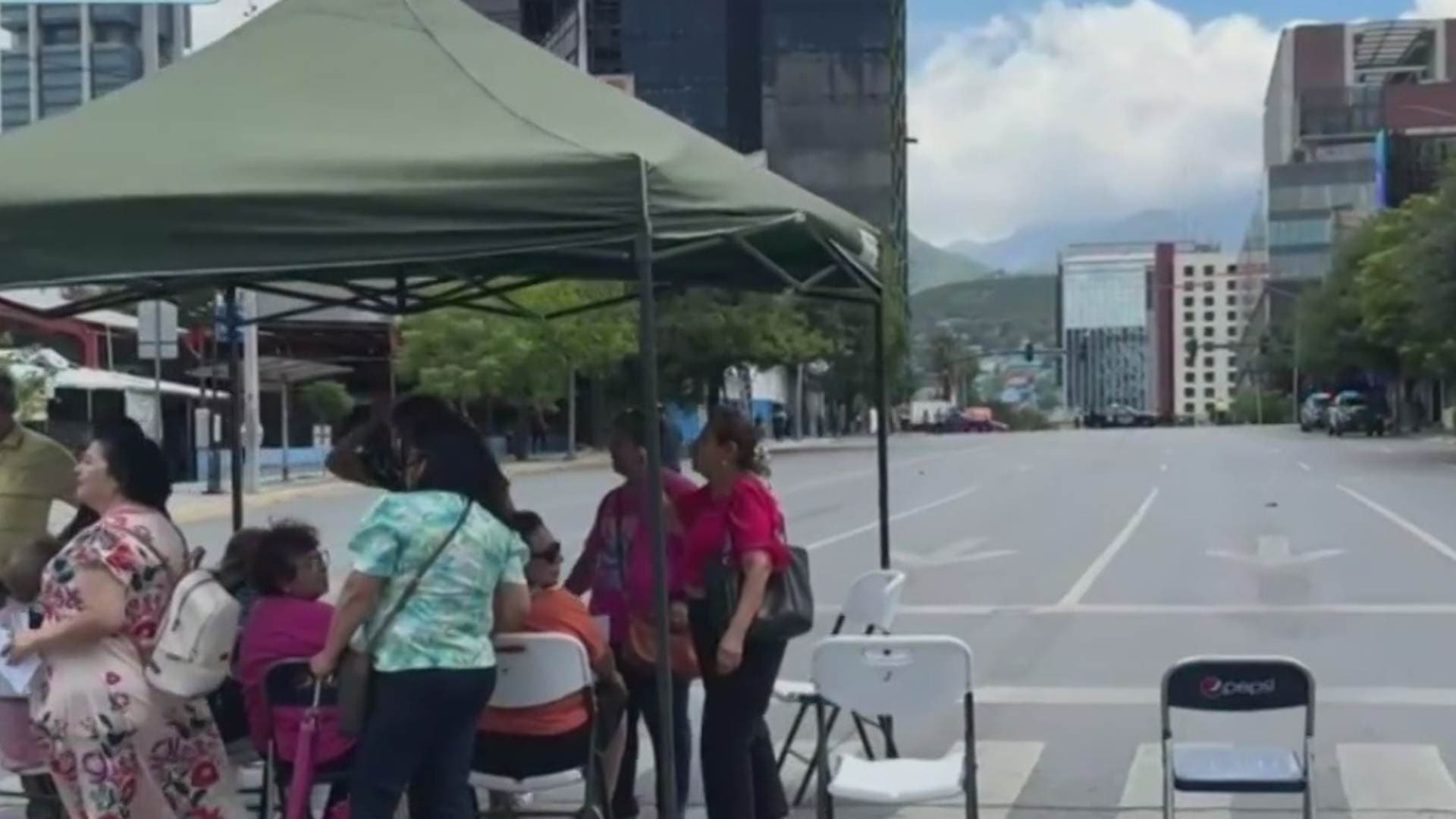 Calle cerrada en el centro de Monterrey