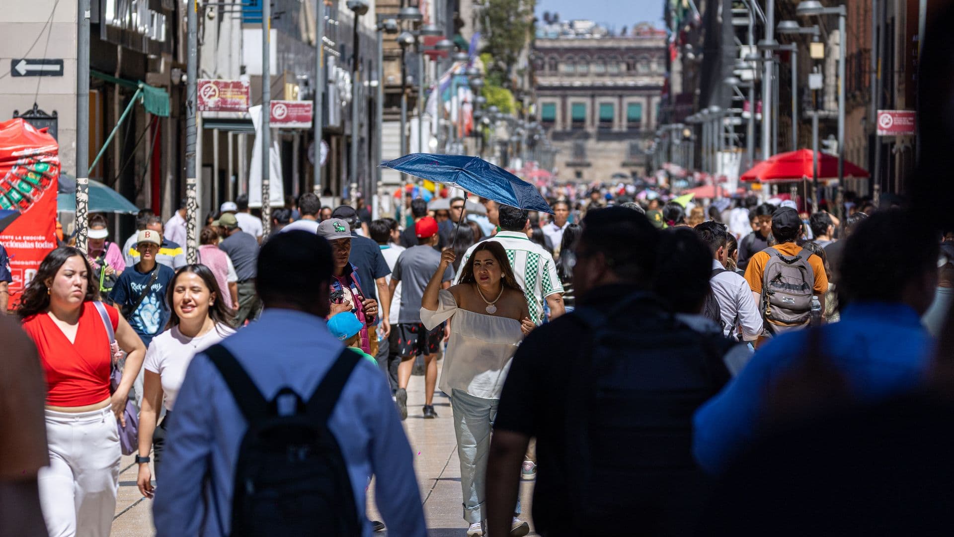 Gente camina por el Centro Histórico de CDMX