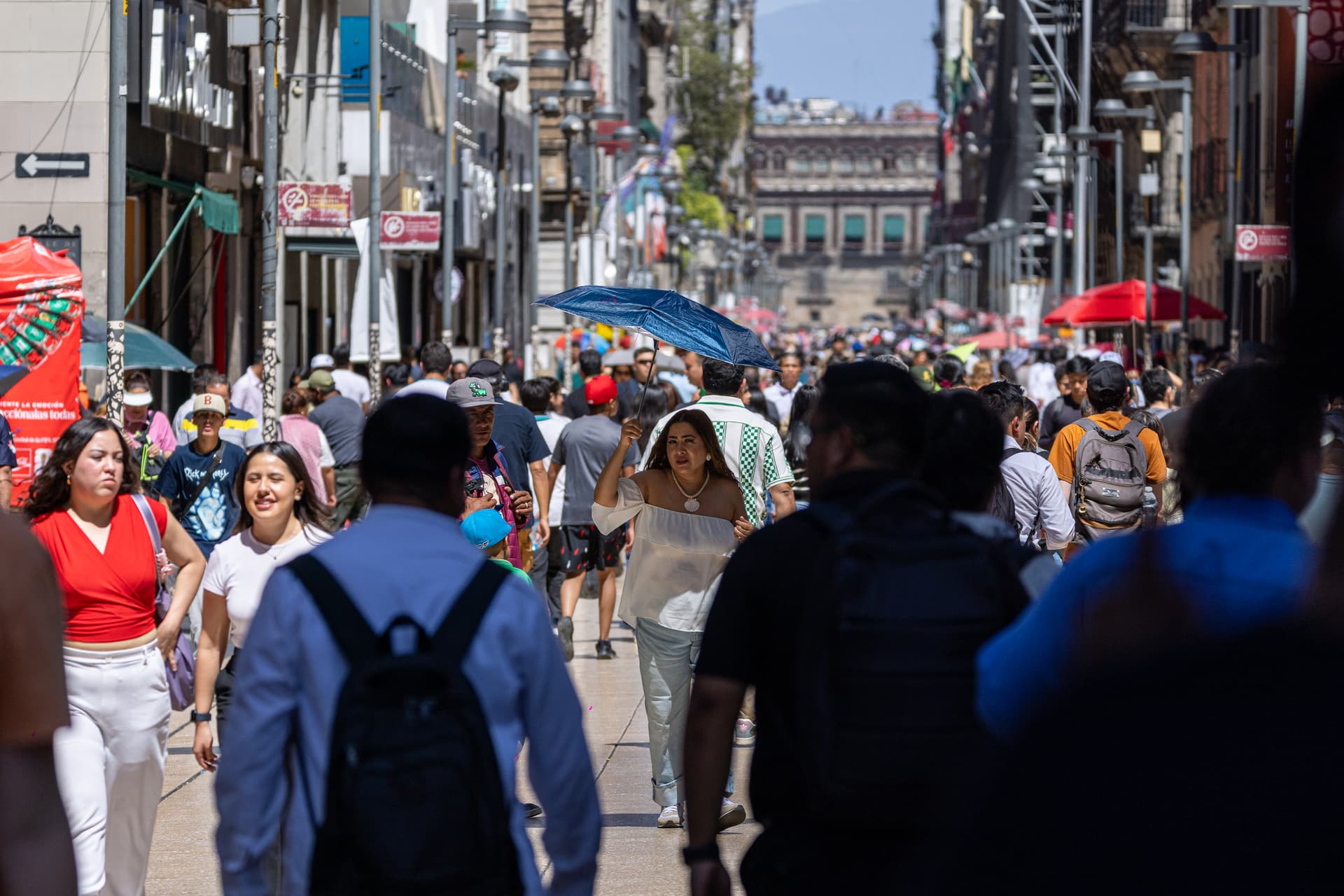 Gente camina por el Centro Histórico de CDMX