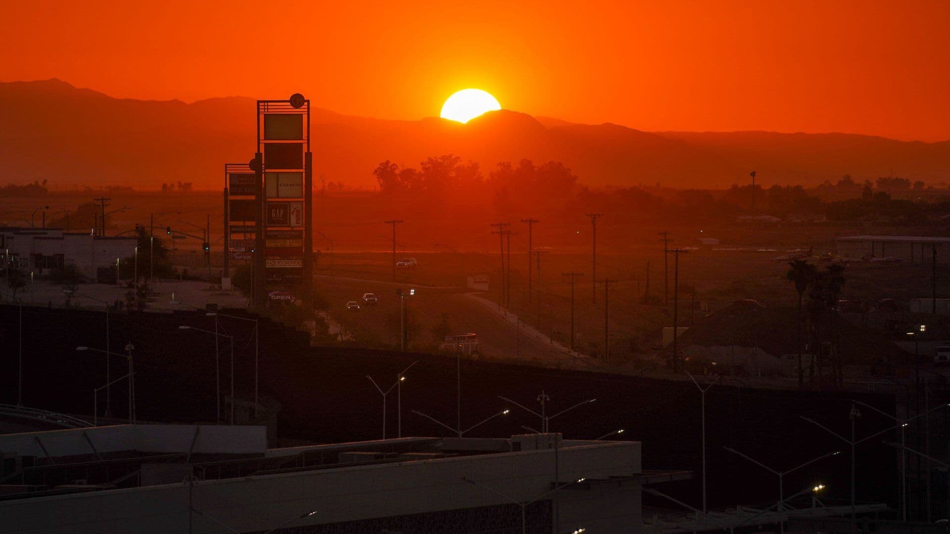 Atardecer en Mexicali el 4 de agosto de 2021, cuando el termómetro sobrepasó los 50°C. Foto: Cuartoscuro | Archivo