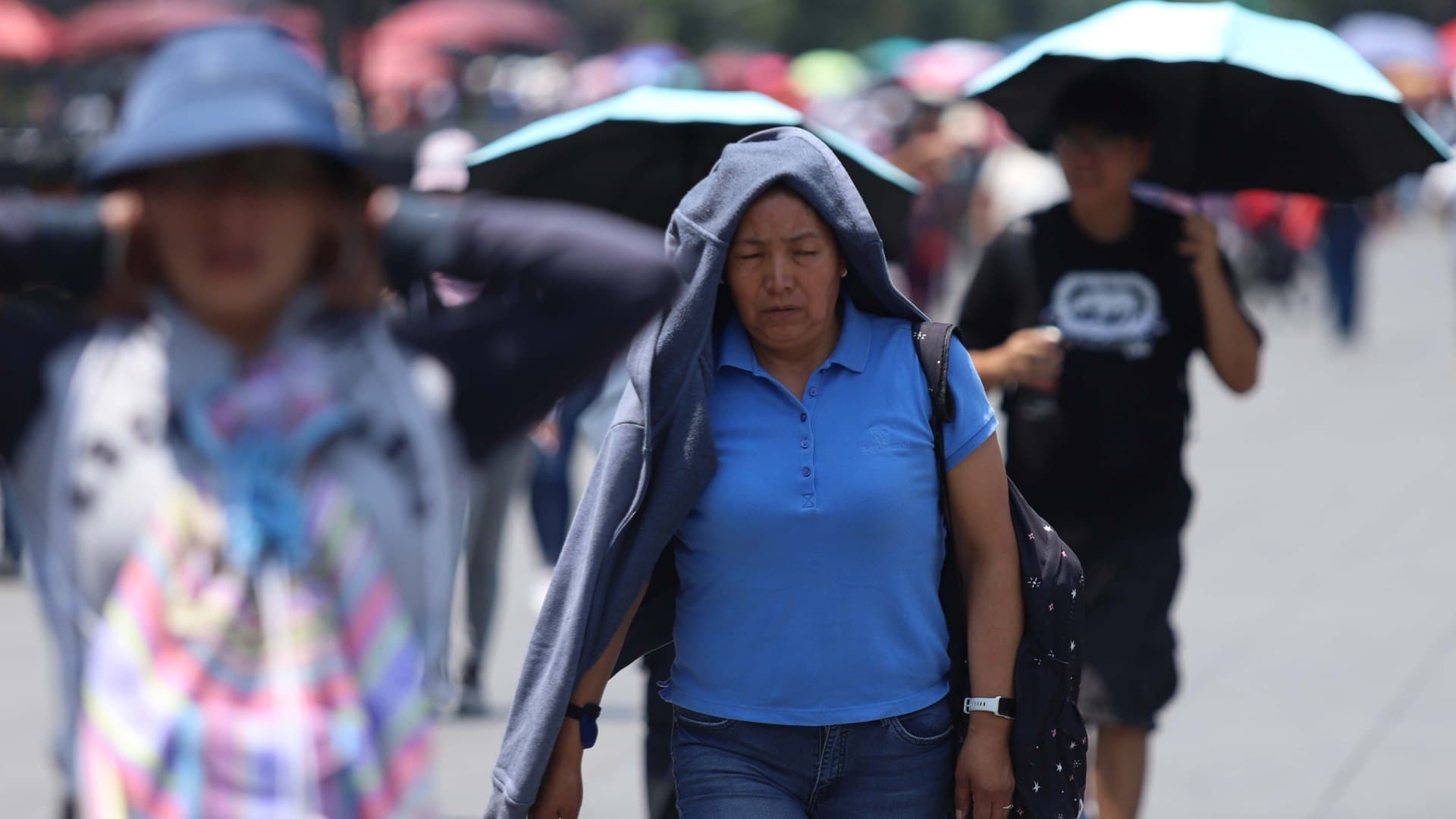 Personas se cubren de los fuertes rayos de sol por ola de calor en CDMX en mayo 2026. Foto: Cuartoscuro | Archivo