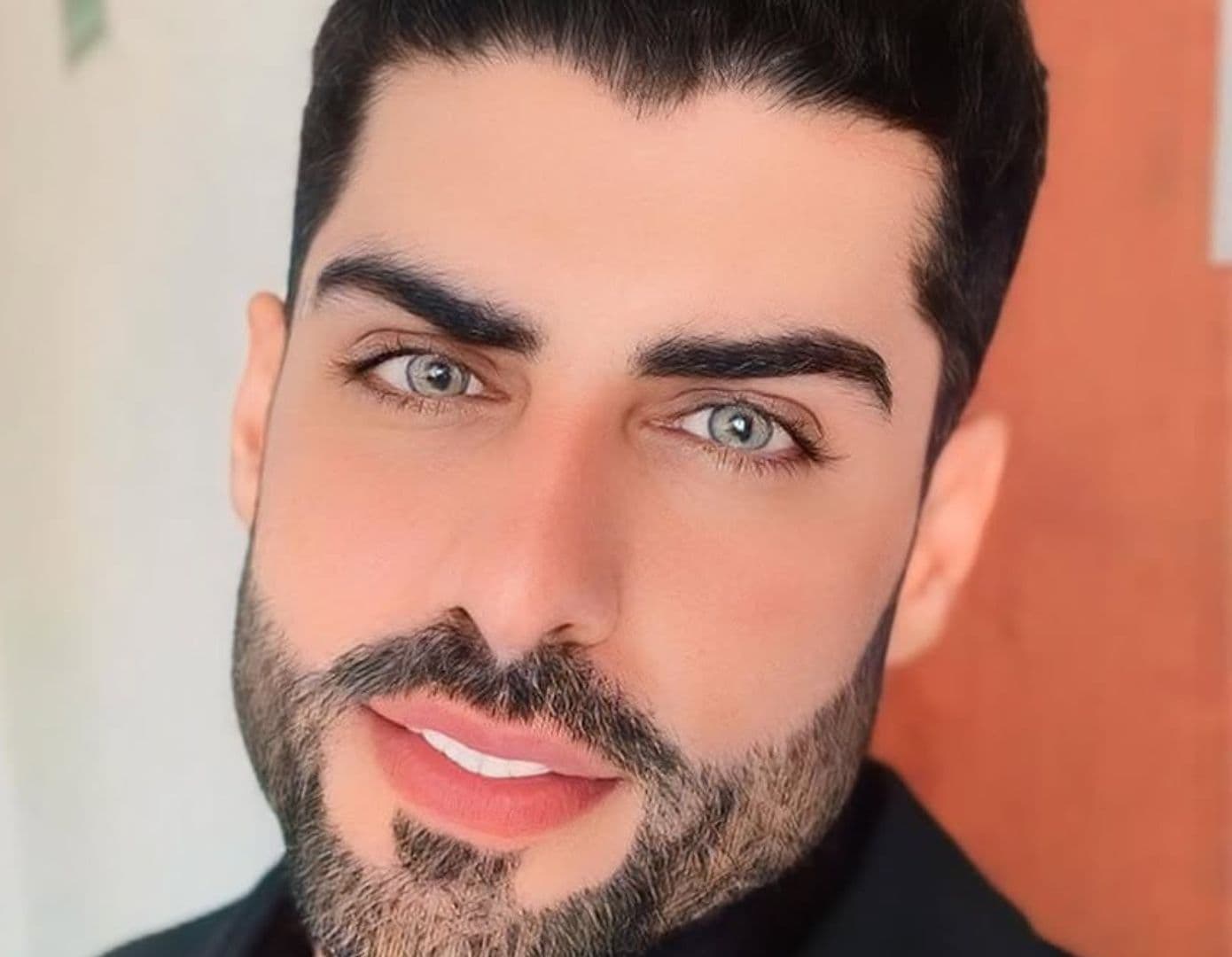 El color original de sus ojos es café claro. Foto: IG @masad.altamimifans
