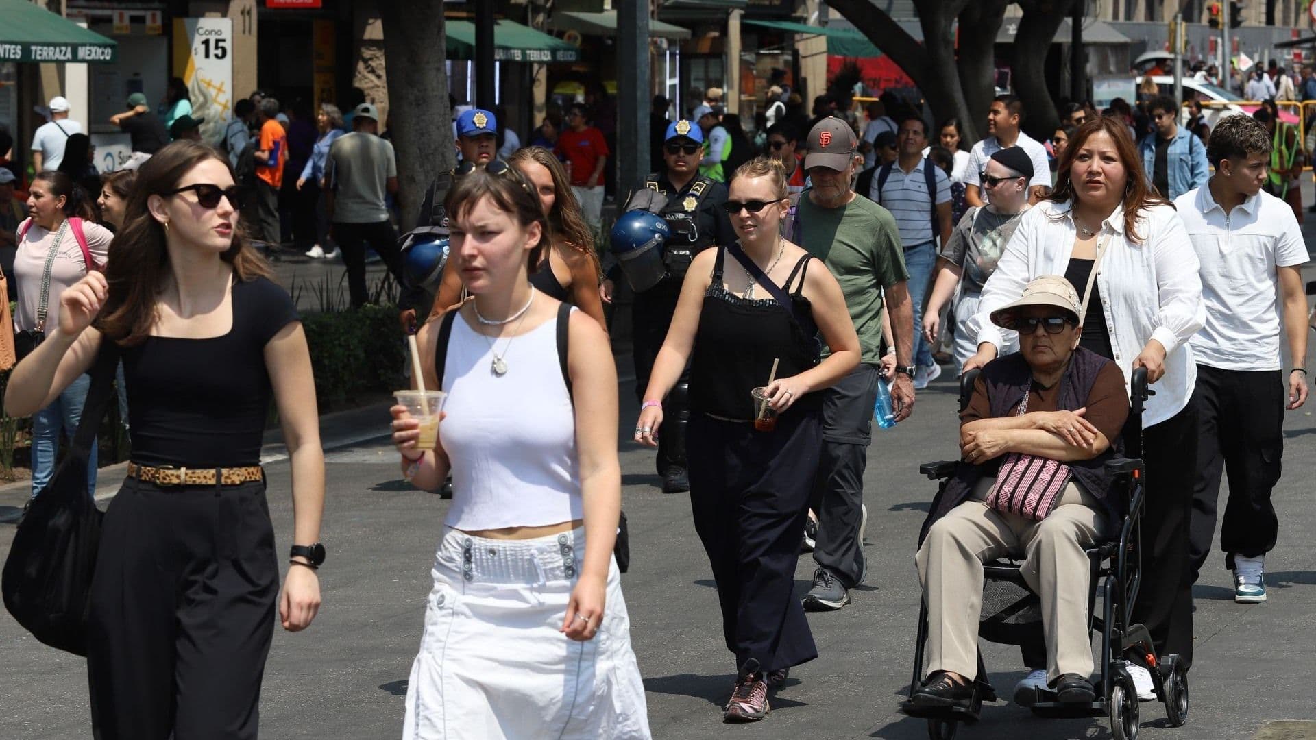 Personas caminando en el Zócalo de la CDMX