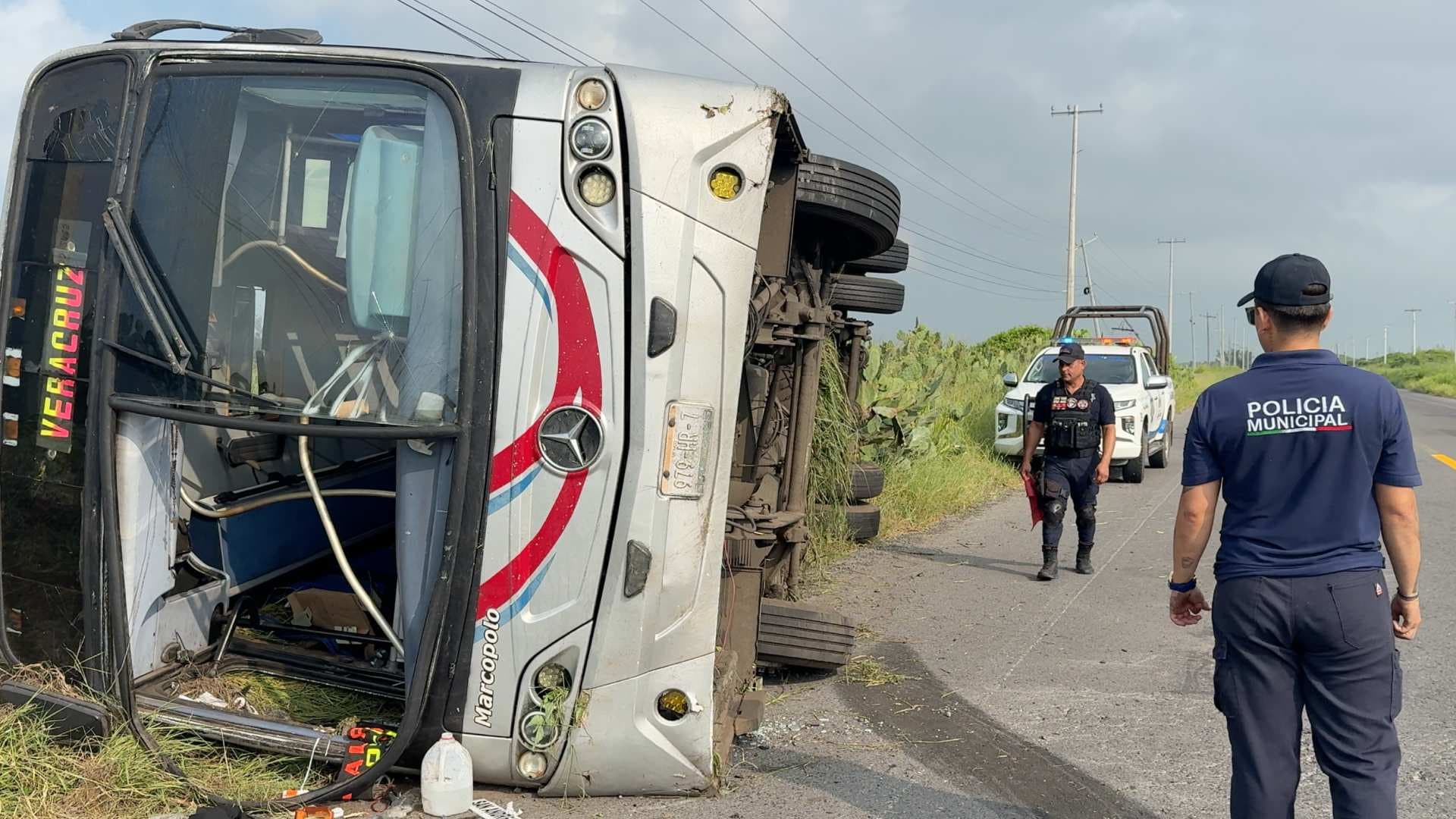 Volcadura de Autobús Deja Cuatro Heridos en la Carretera Veracruz-Alvarado; Conductor Huyó