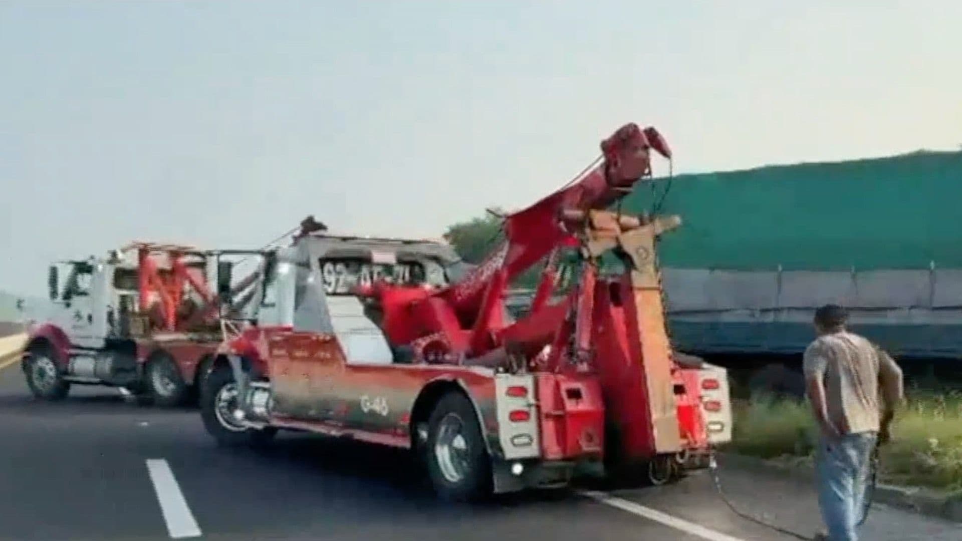 Camión vuelca y termina fuera de la autopista Veracruz a Cardel