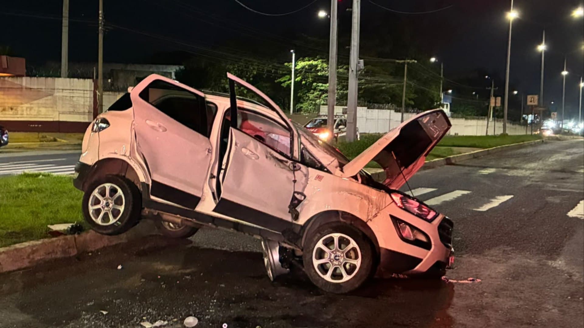 Camioneta vuelca en Coatzacoalcos