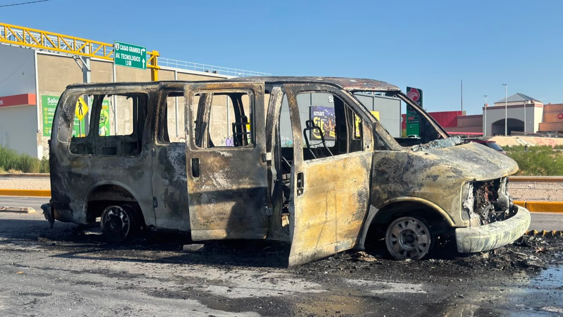 La camioneta continuó avanzando varios metros envuelta en llamas.