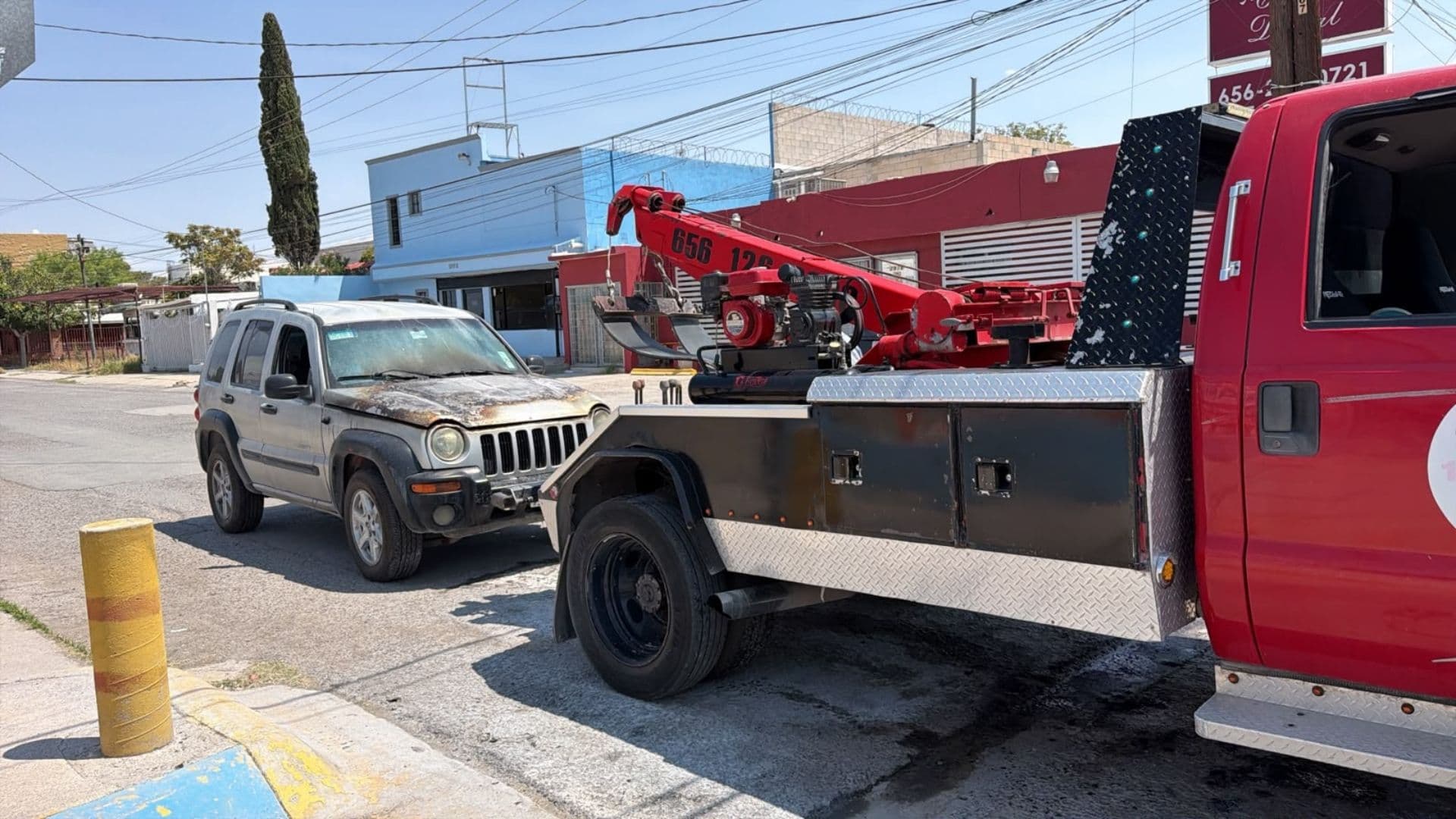 Falla eléctrica incendia camioneta en Ciudad Juárez; queda como pérdida total