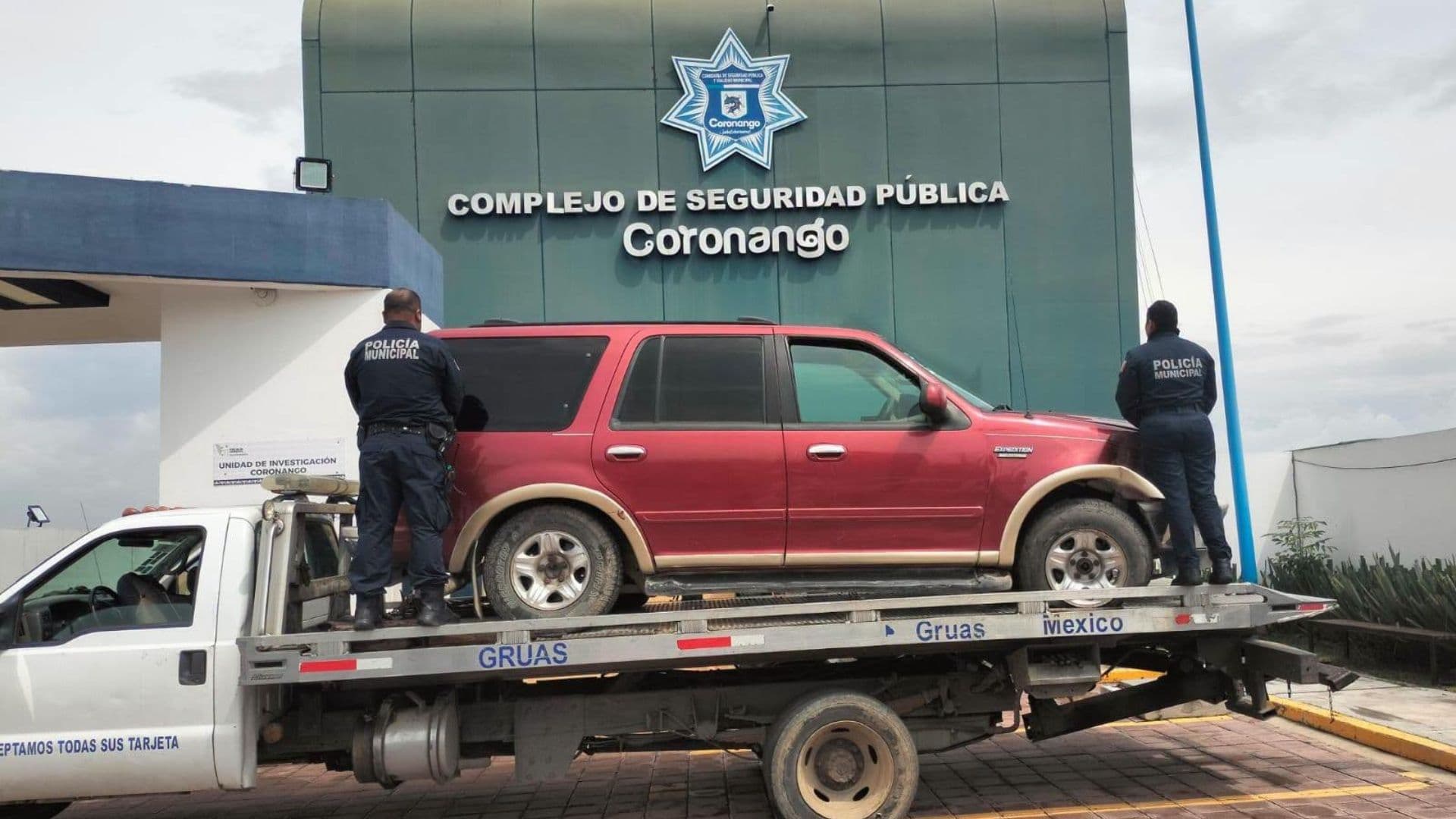 FGR investiga camioneta con bidones de gasolina que chocó en Puebla.