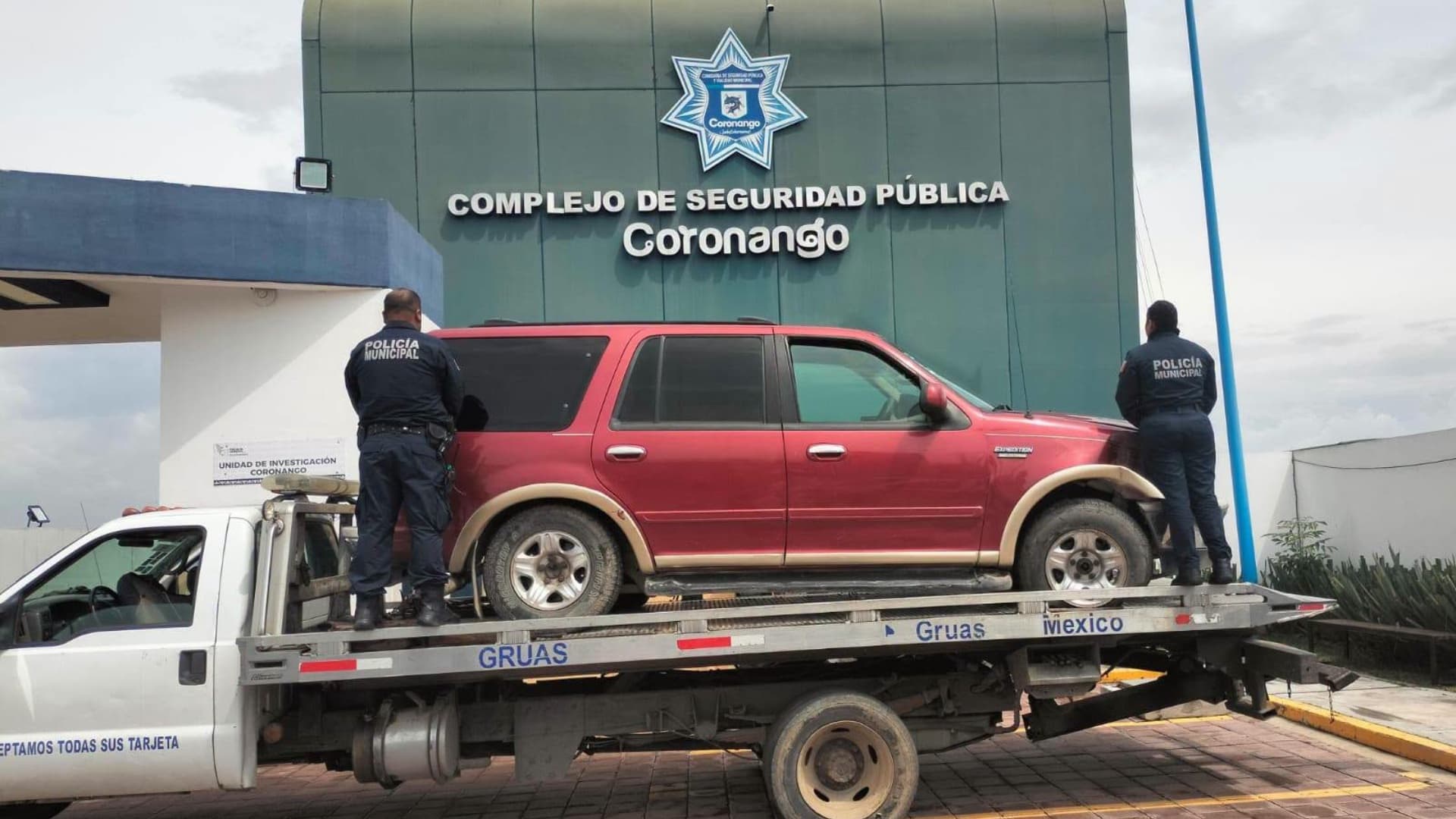 FGR investiga camioneta con bidones de gasolina que chocó en Puebla.