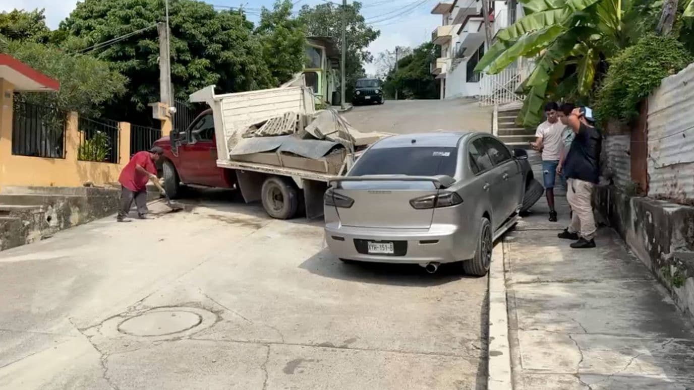 En Tuxpan, una camioneta con material de construcción chocó contra un auto estacionado tras una falla mecánica