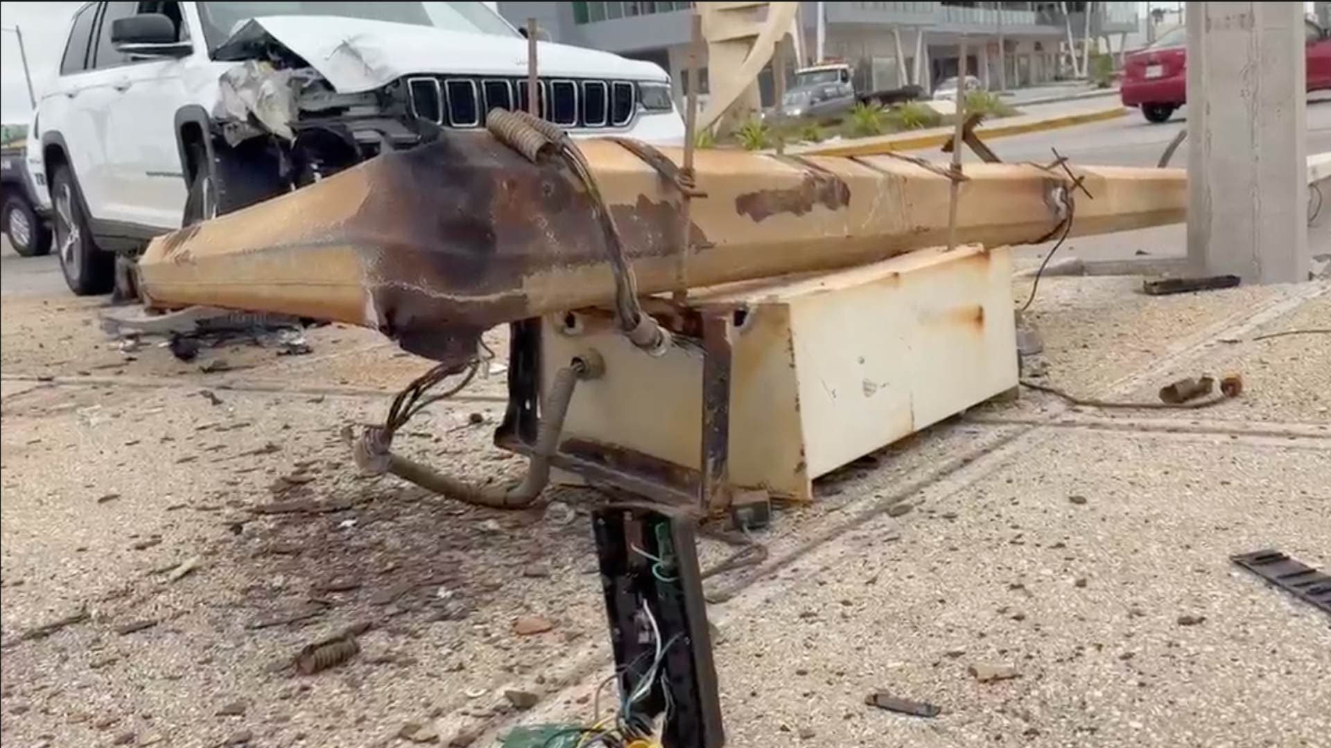 Impactante Accidente en Coatzacoalcos: Camioneta Derriba Poste y Es Abandonada