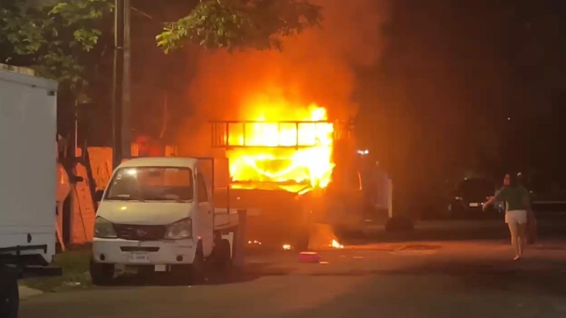 Camioneta en llamas causa alarma por su cercanía a una gasolinera en Veracruz