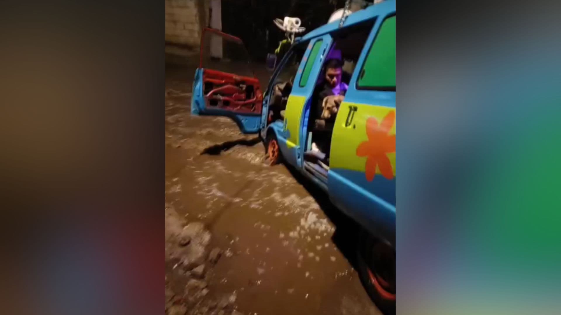Camioneta Máquina Misterio Perro A Bordo Atascada Inundación Lluvia en Palmar de Bravo Puebla