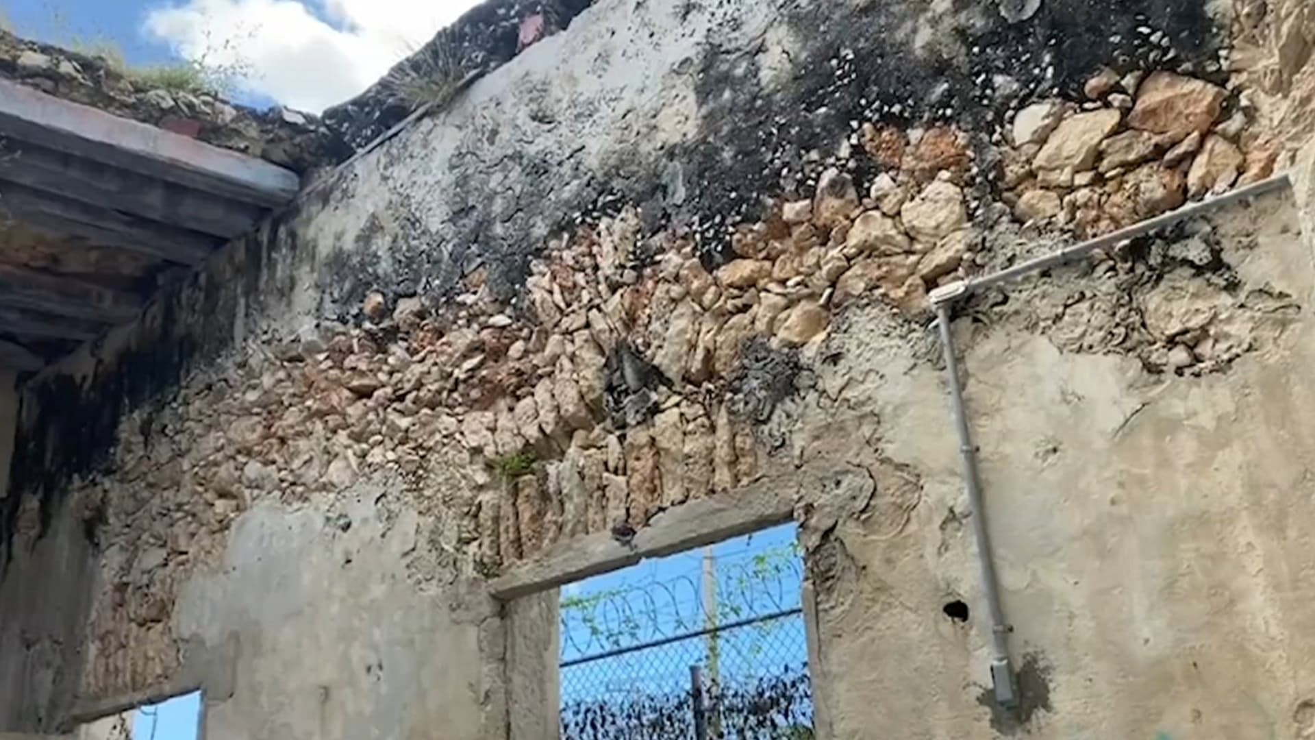 Barda de una casa con deterioro en Campeche.
