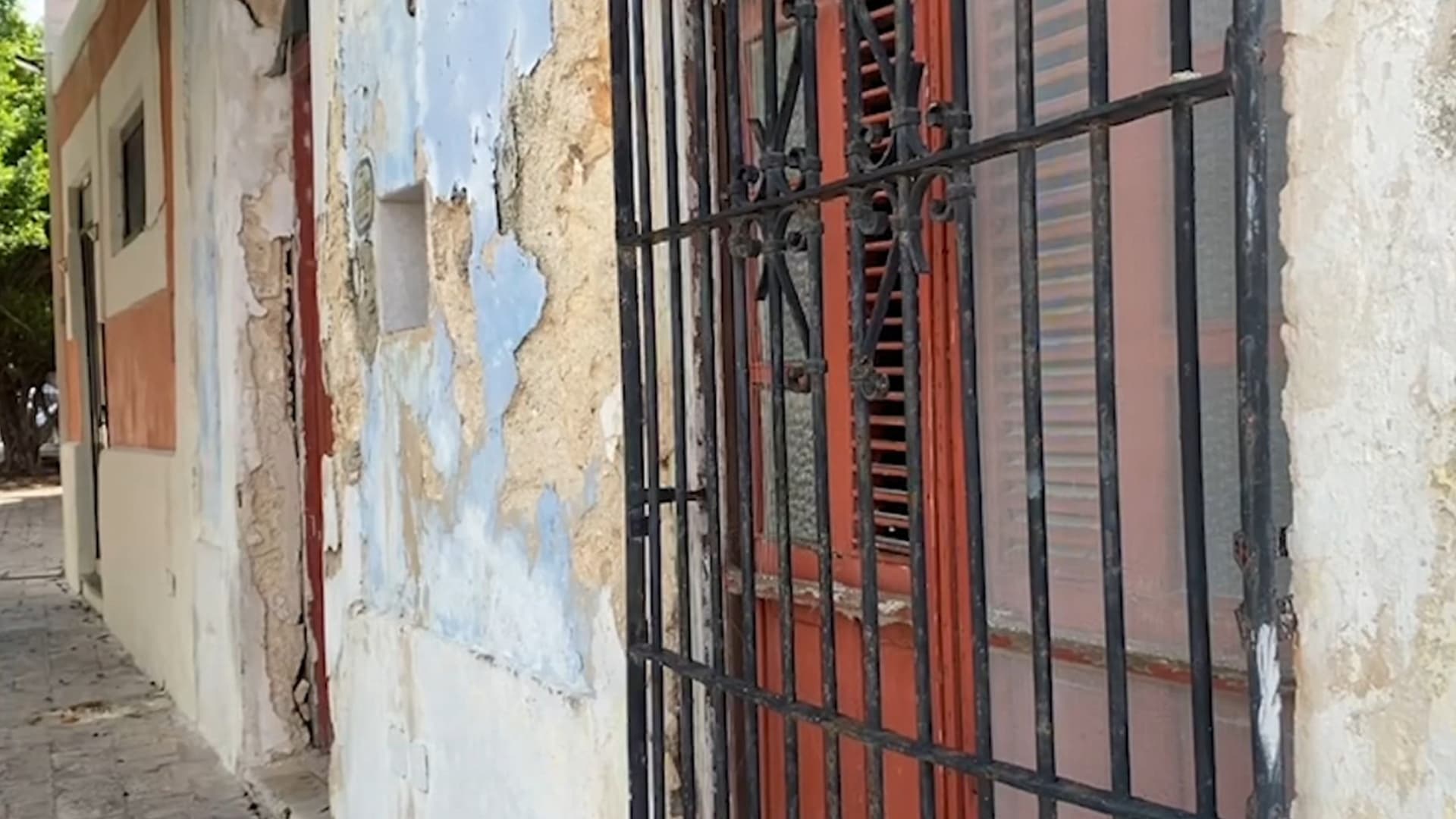 Fachada de una casa con deterioro en Campeche.