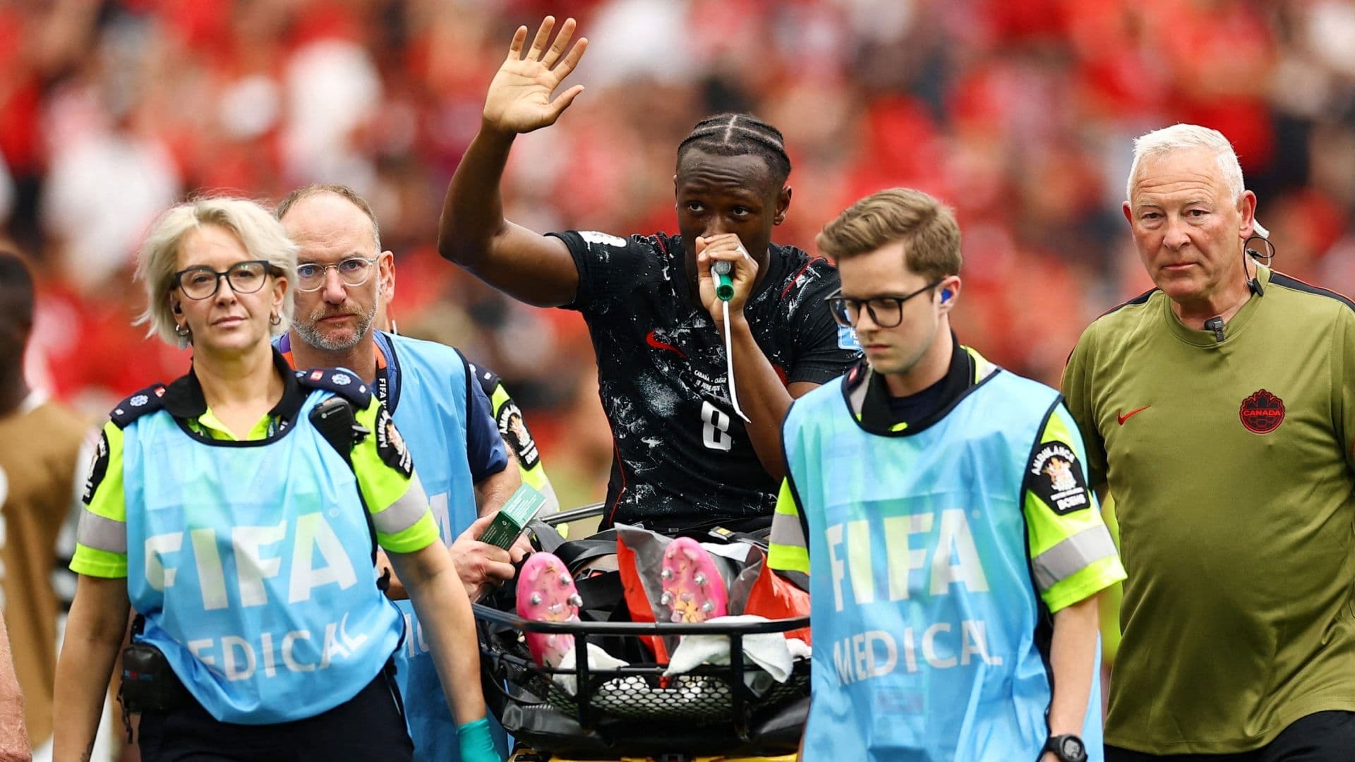 Ismaël Koné, de Canadá, Sufre Grave Lesión contra Qatar, y sale en Camilla