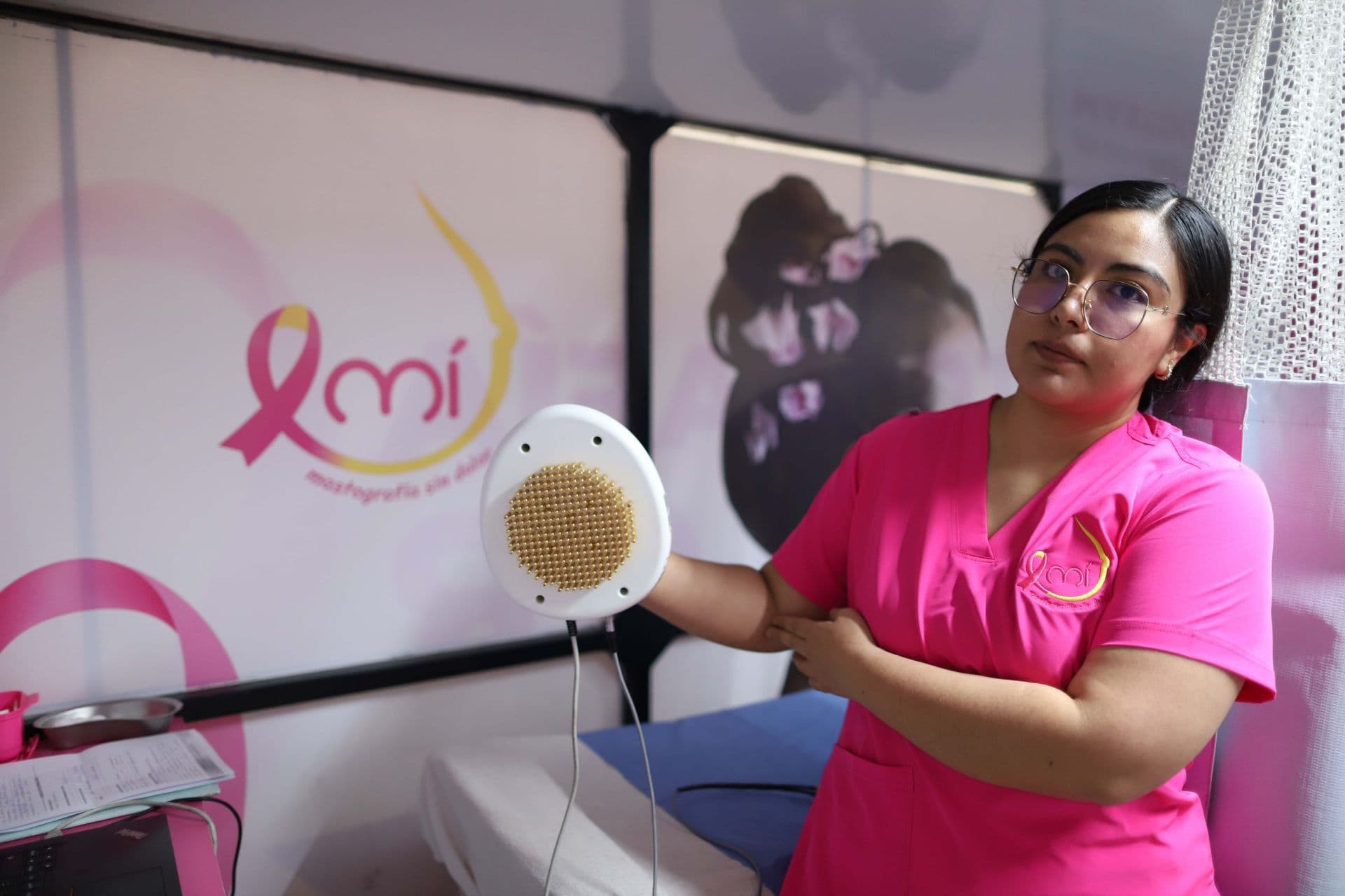 Una enfermera muestra el equipo utilizado para realizar mastografías.