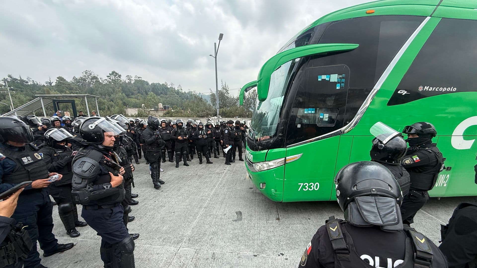 Autobuses de Ayotzinapa encapsulados, se niegan a revisiones