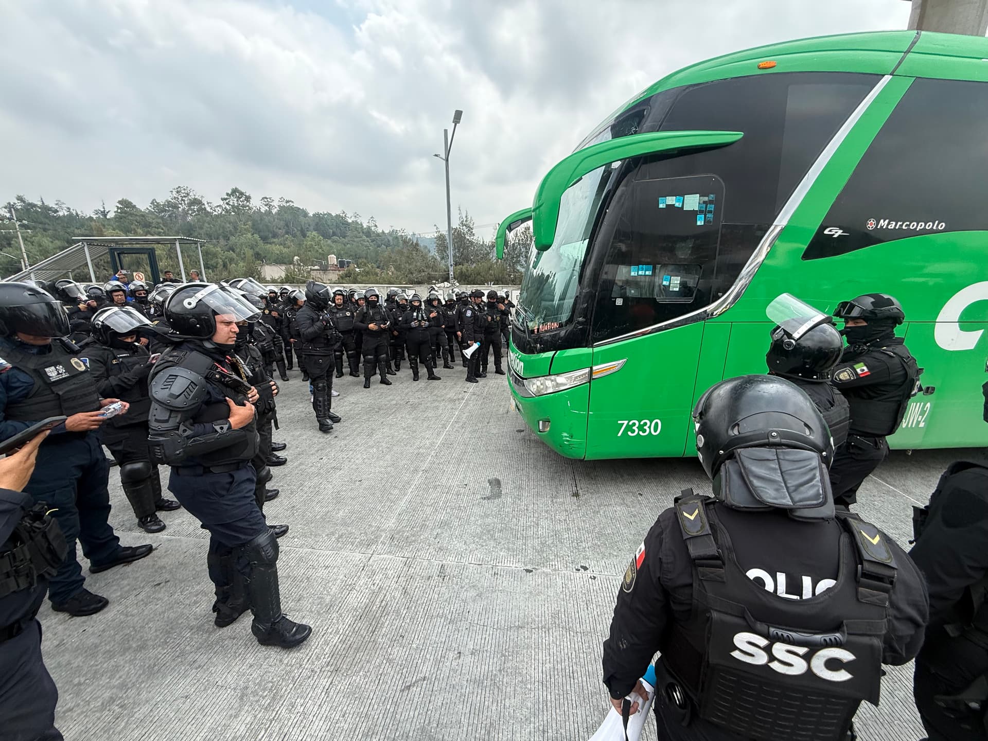 Autobuses de Ayotzinapa encapsulados, se niegan a revisiones
