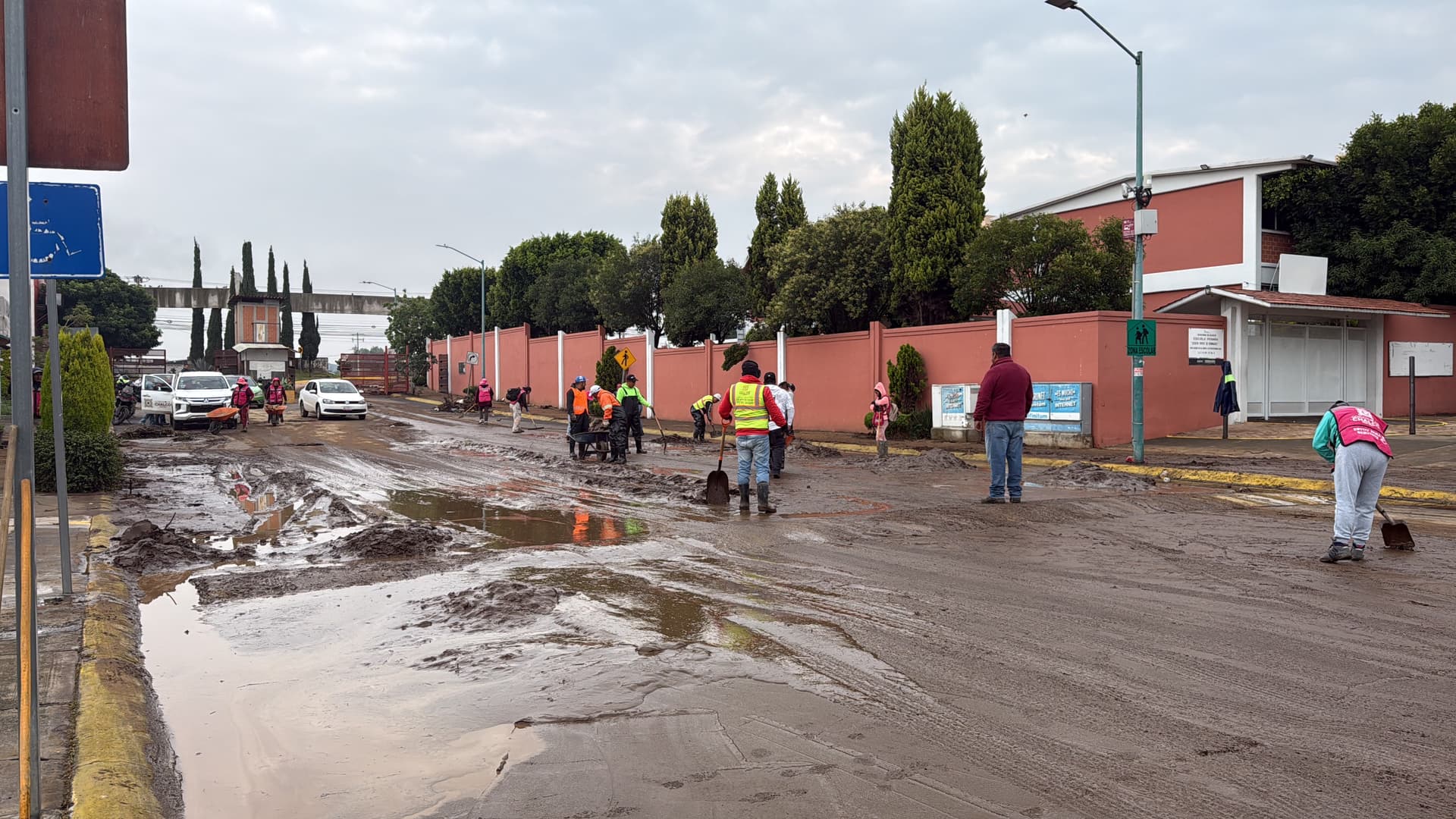Autoridades realizan labores de limpieza en Chalco, Estado de México, por lluvias el 30 de junio 2026.