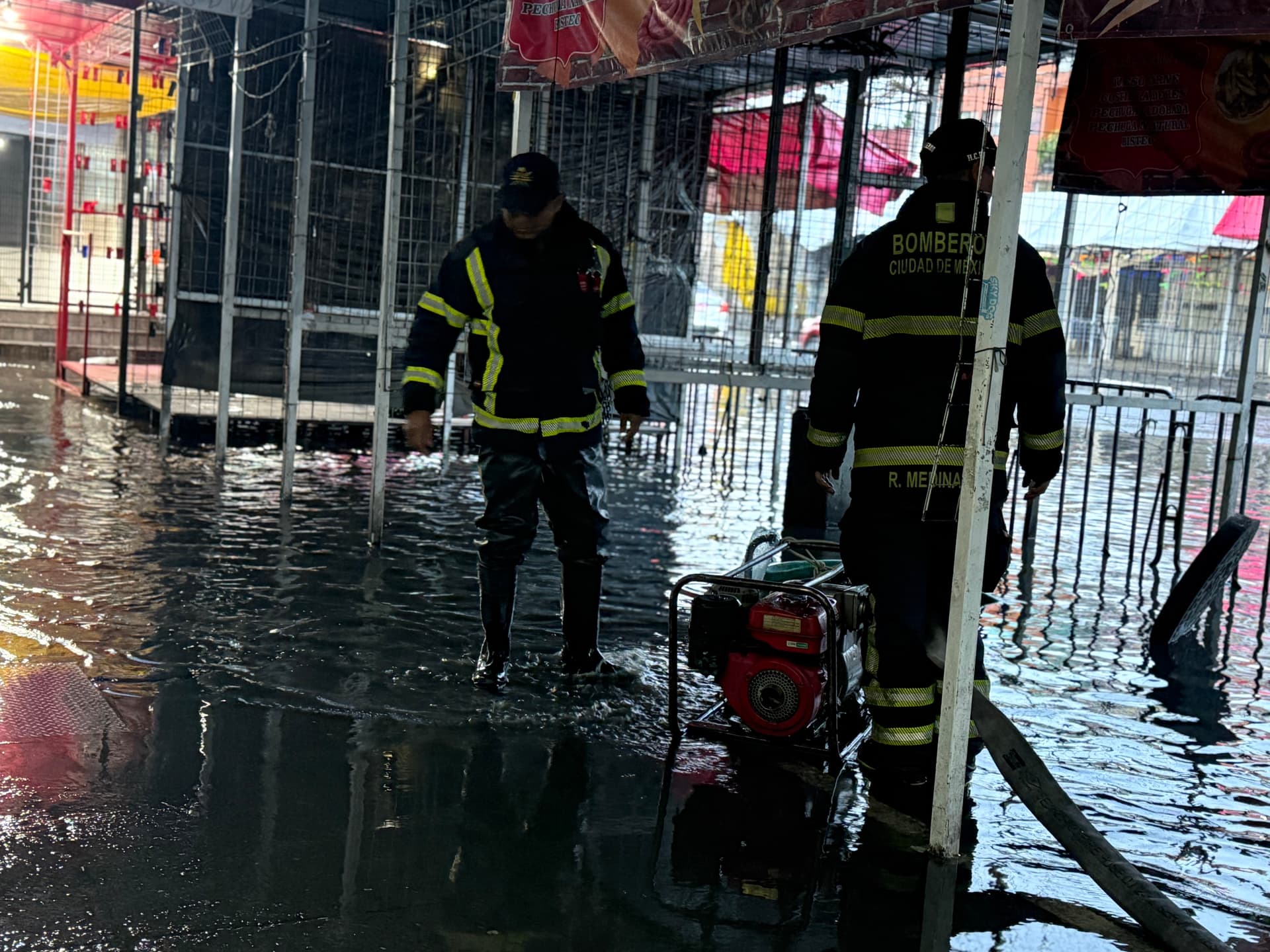 Bomberos laboran en eje 1 por inundación  · Morelos, Cuauhtémoc | Itzel Cruz Alanis