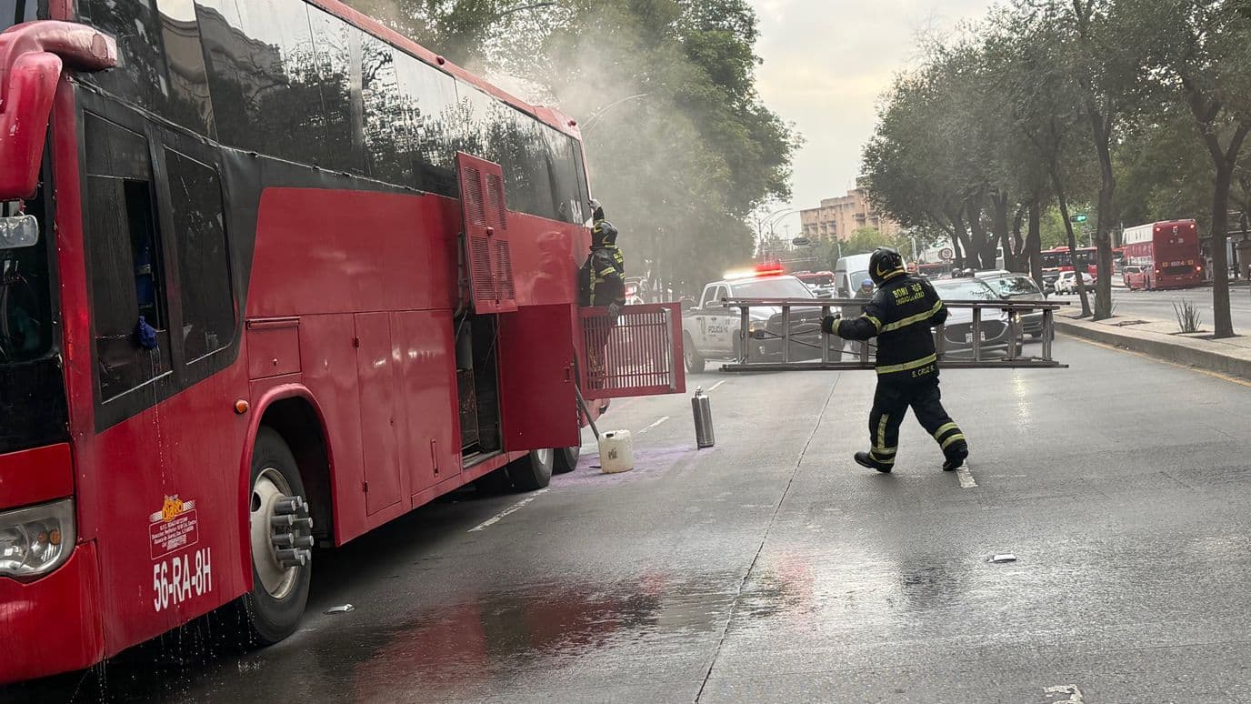 Incendio de autobús turístico en Reforma · Tabacalera, Cuauhtémoc | Alan Hernández Ortiz