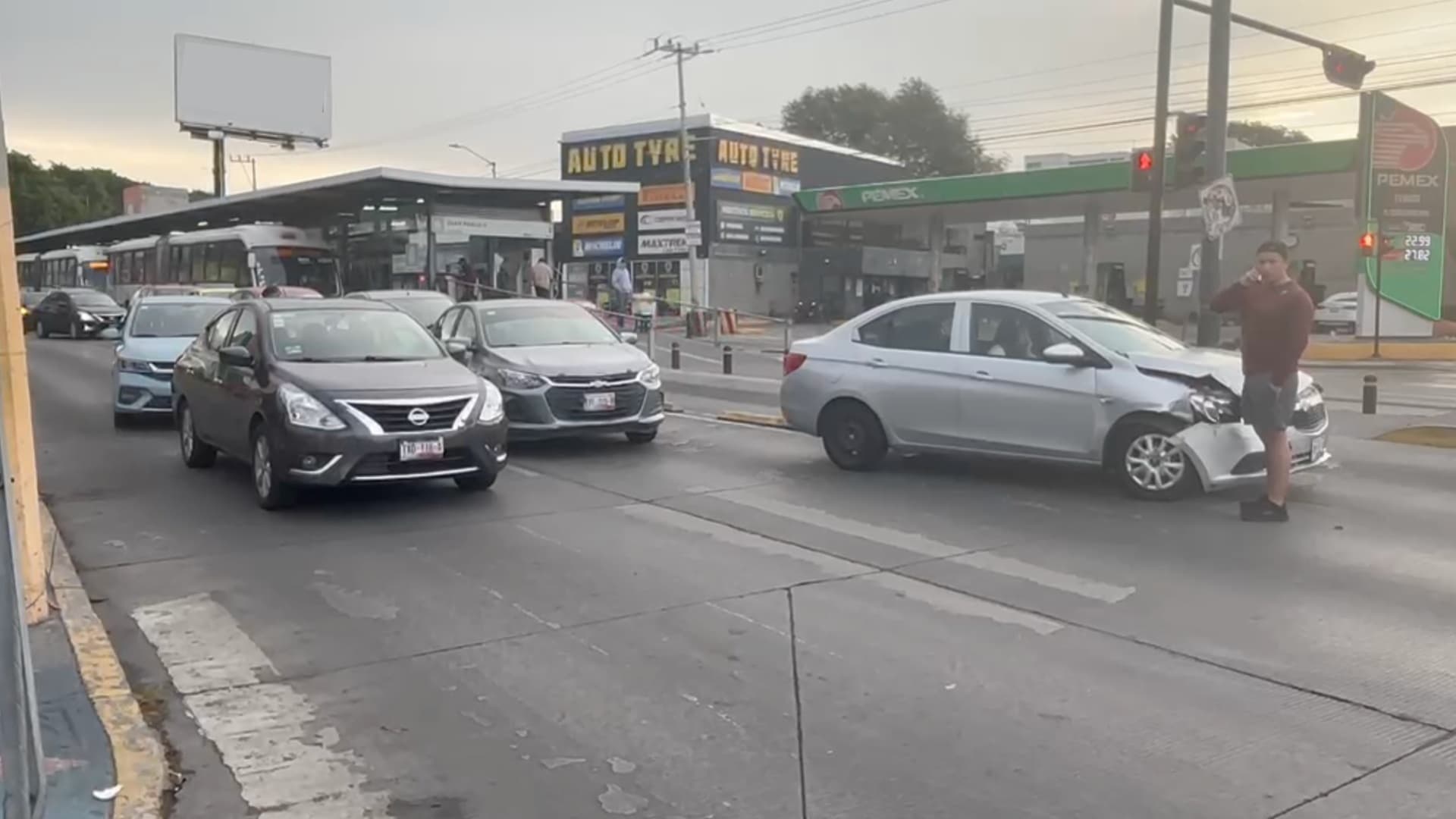 Accidente entre tres vehículos en la Avenida 11 Sur de Puebla.