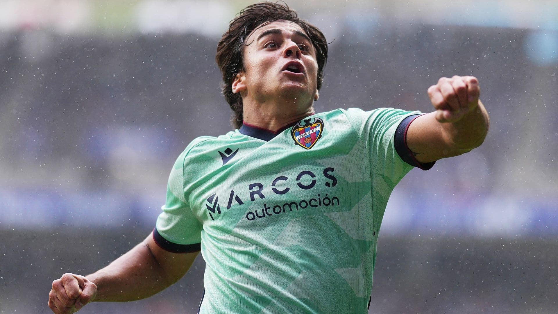 Carlos Álvarez, jugador del América, con el uniforme del Levante