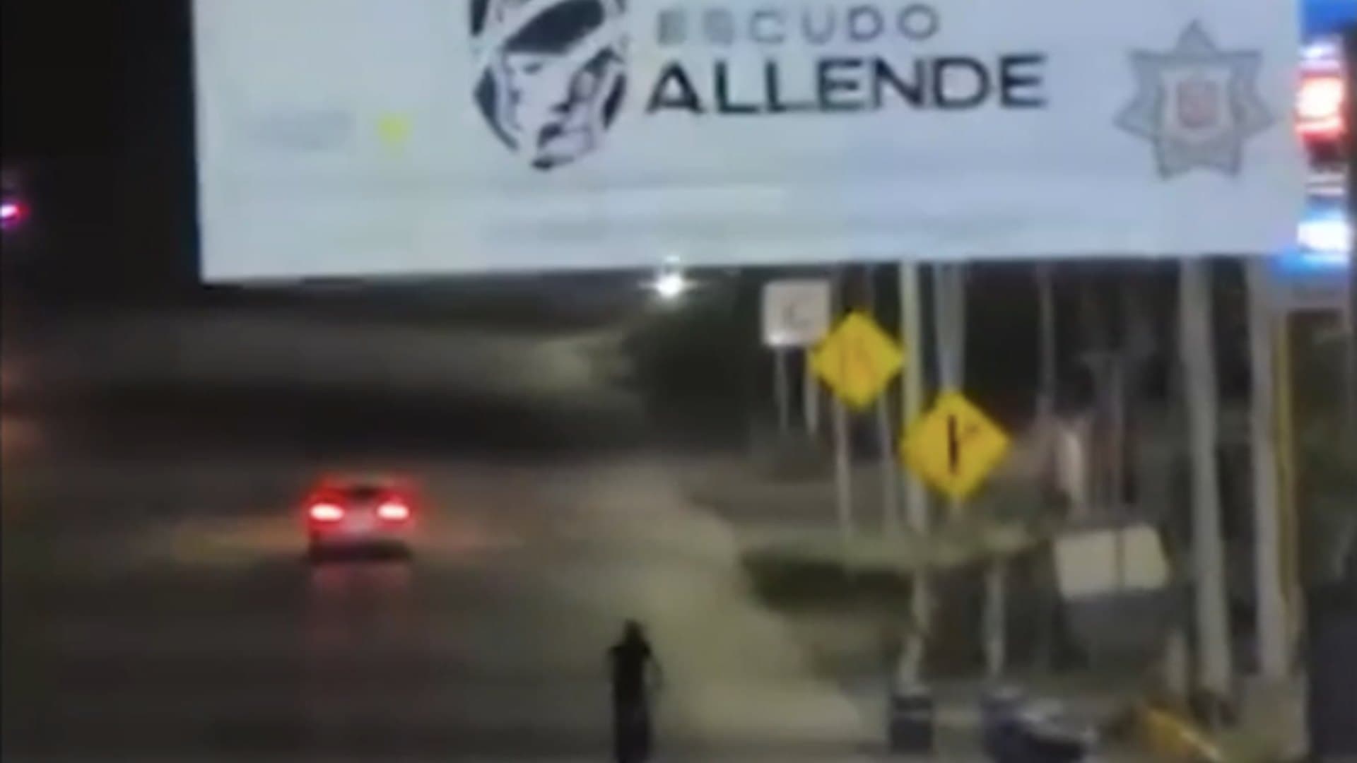 Automovilista y motociclista son captados realizando maniobras de riesgo en Allende