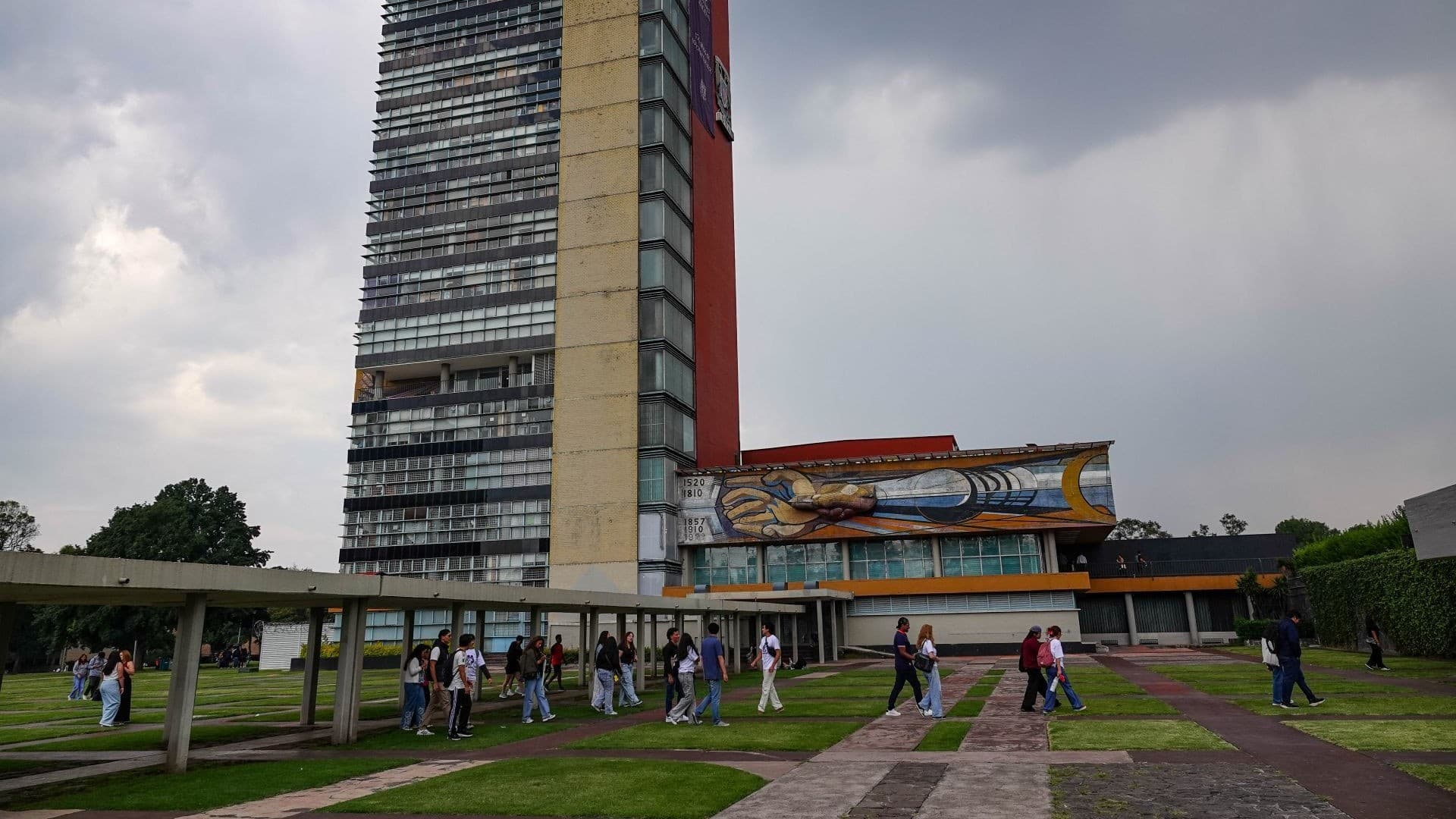 Alumnos de la UNAM en Rectoría