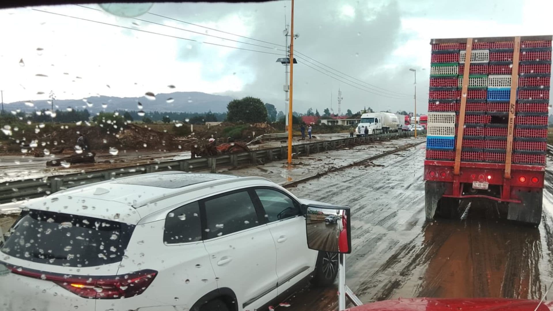 Carriles Dañados Desbordamiento Agua Lluvia Autopista Ciudad Mendoza Esperanza Puebla