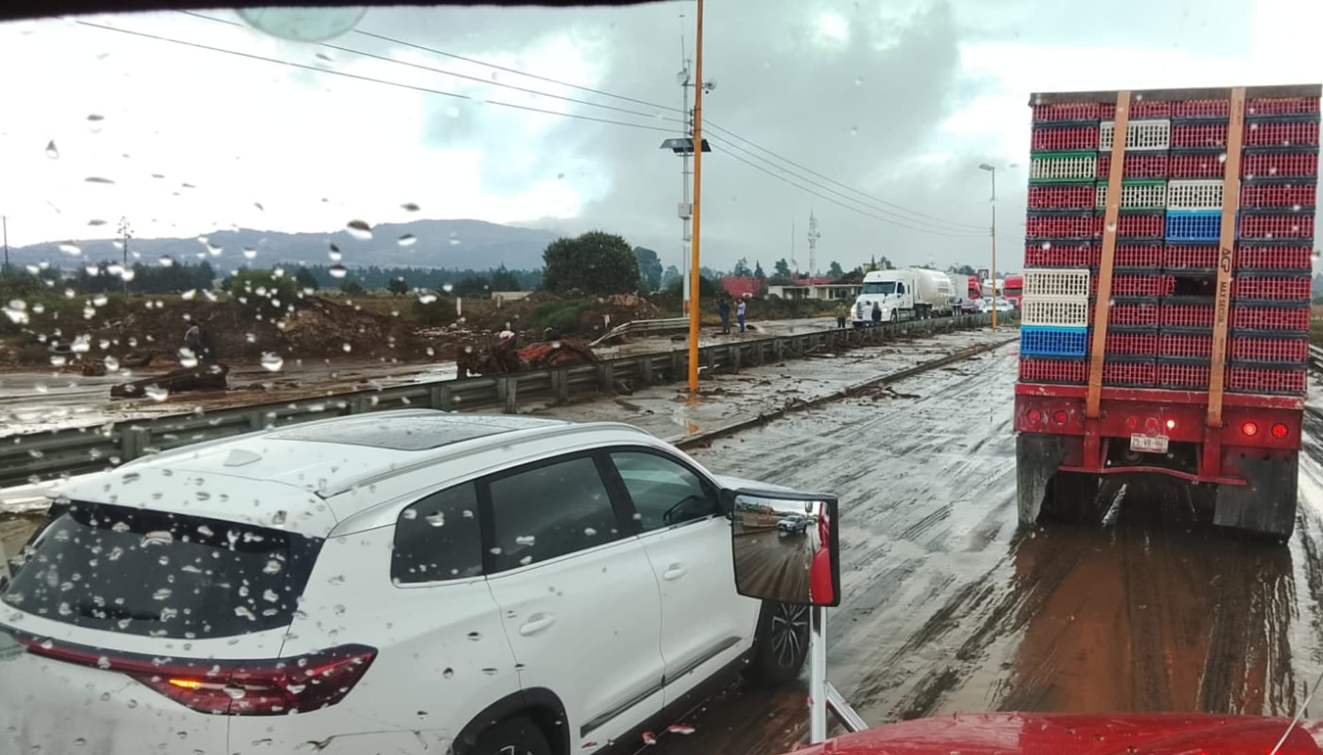 Carriles Dañados Desbordamiento Agua Lluvia Autopista Ciudad Mendoza Esperanza Puebla