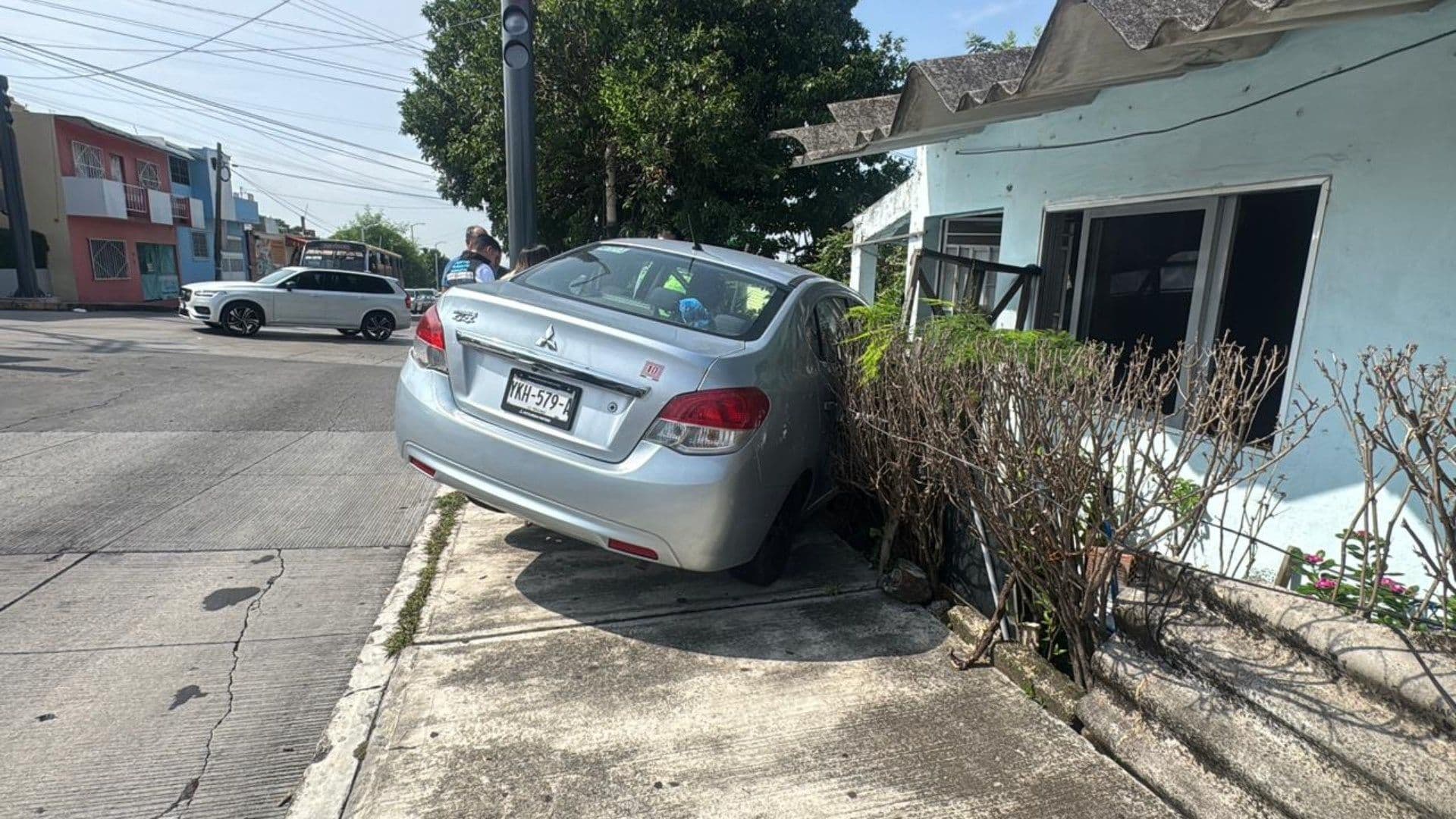 Auto se Impacta contra Vivienda en Veracruz; Pasajeros Reportaron Falla en Frenos