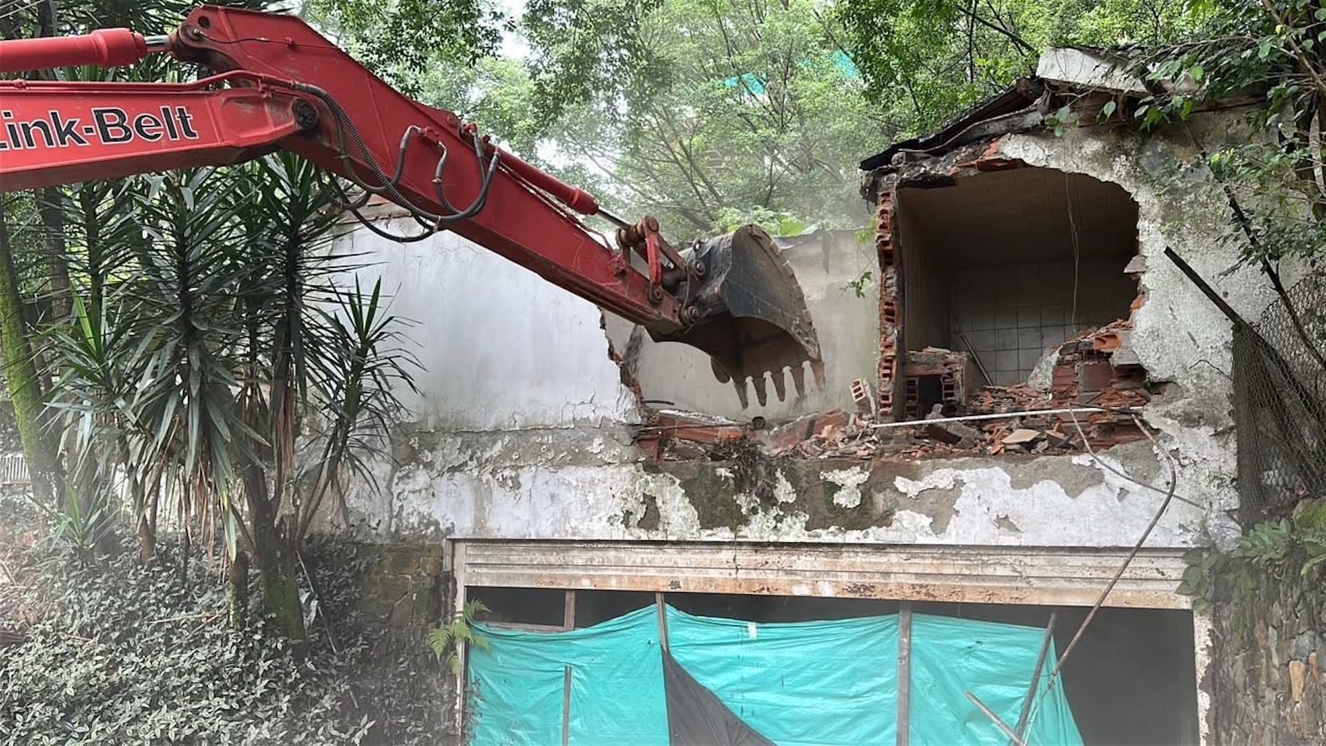 Casa de Pablo Escobar en demolición