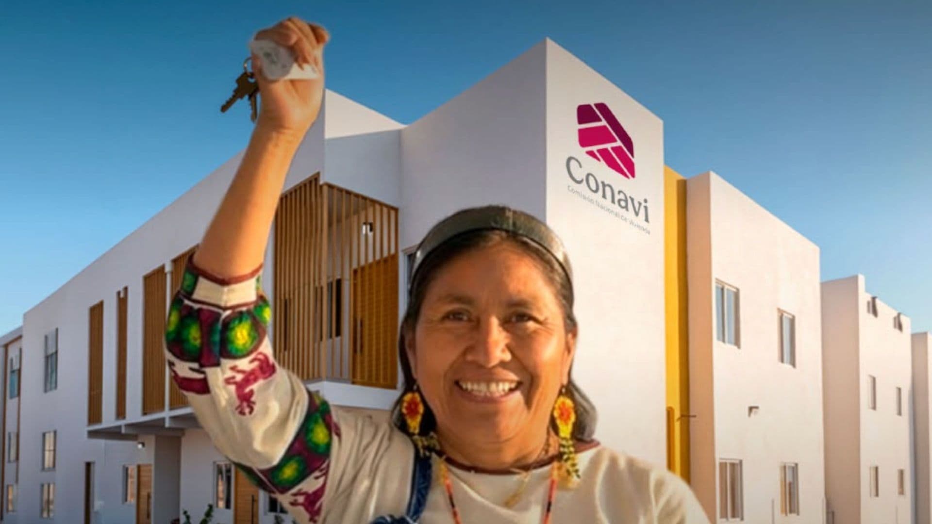Mujer con Llaves de Casa Conavi. Dónde Hay construcción y entrega de Viviendas para el Bienestar Conavi.