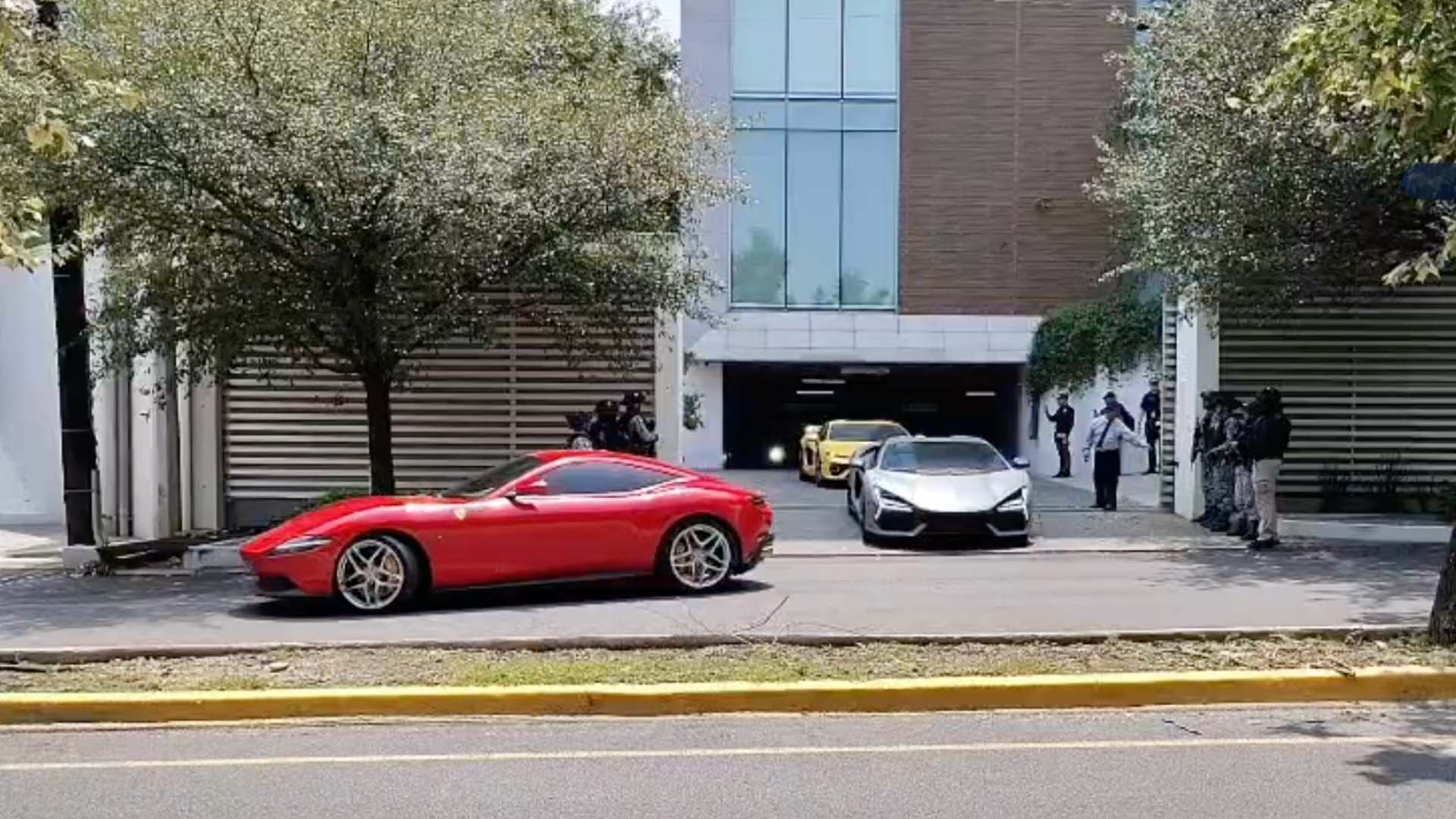 Aseguran autos de alta gama tras cateo en San Pedro