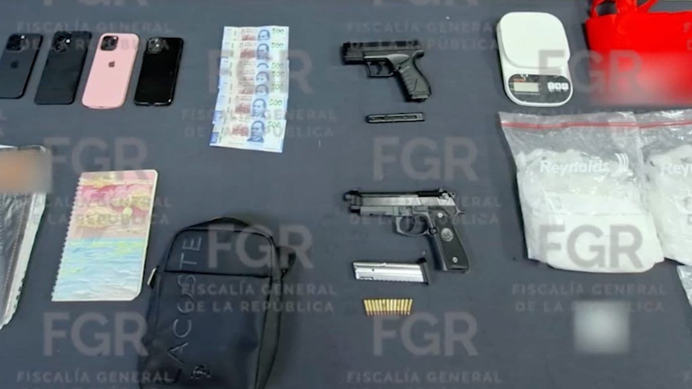 Droga, armas y celulares asegurados por FGR en cateo en Apodaca