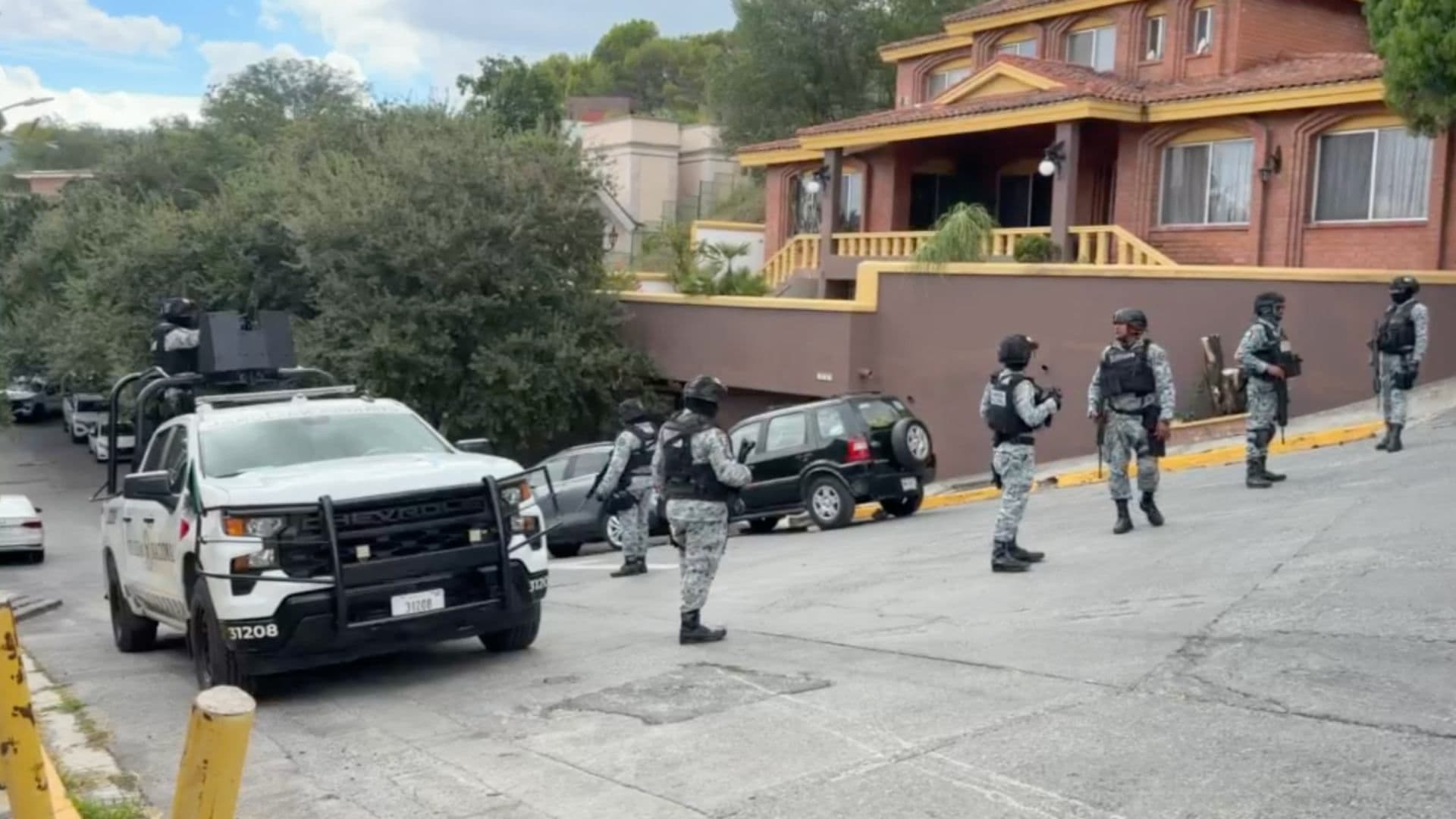 Autoridades federales catean casa en San Pedro