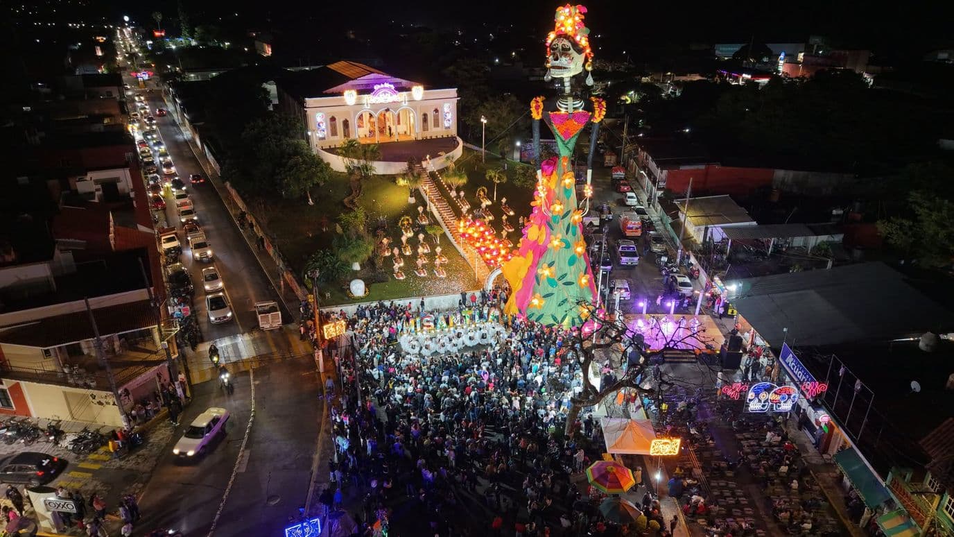 Instalan catrina monumental en Misantla, Veracruz.