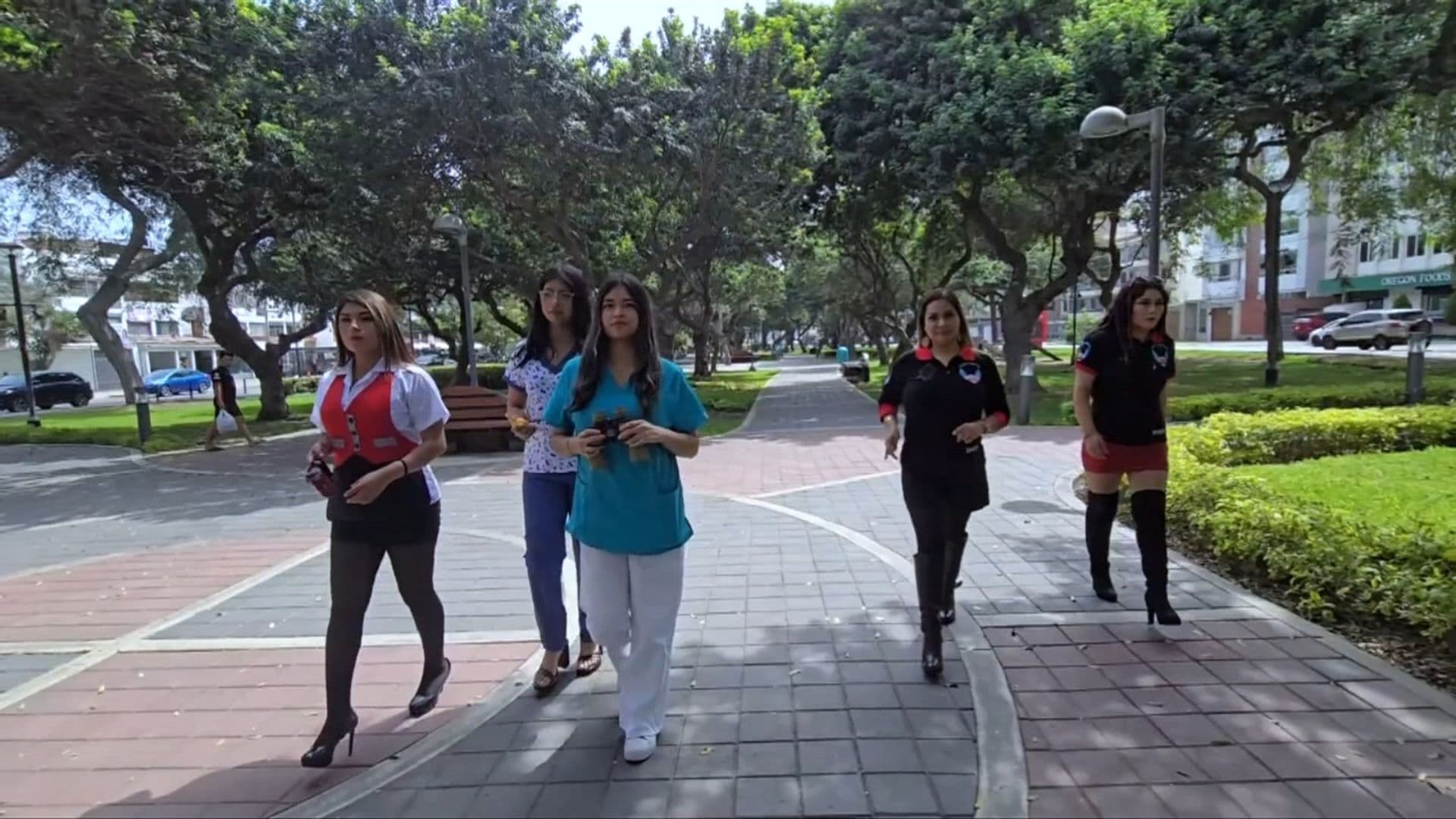 El Escuadrón Femenino Fénix atrapa a los infieles en Perú